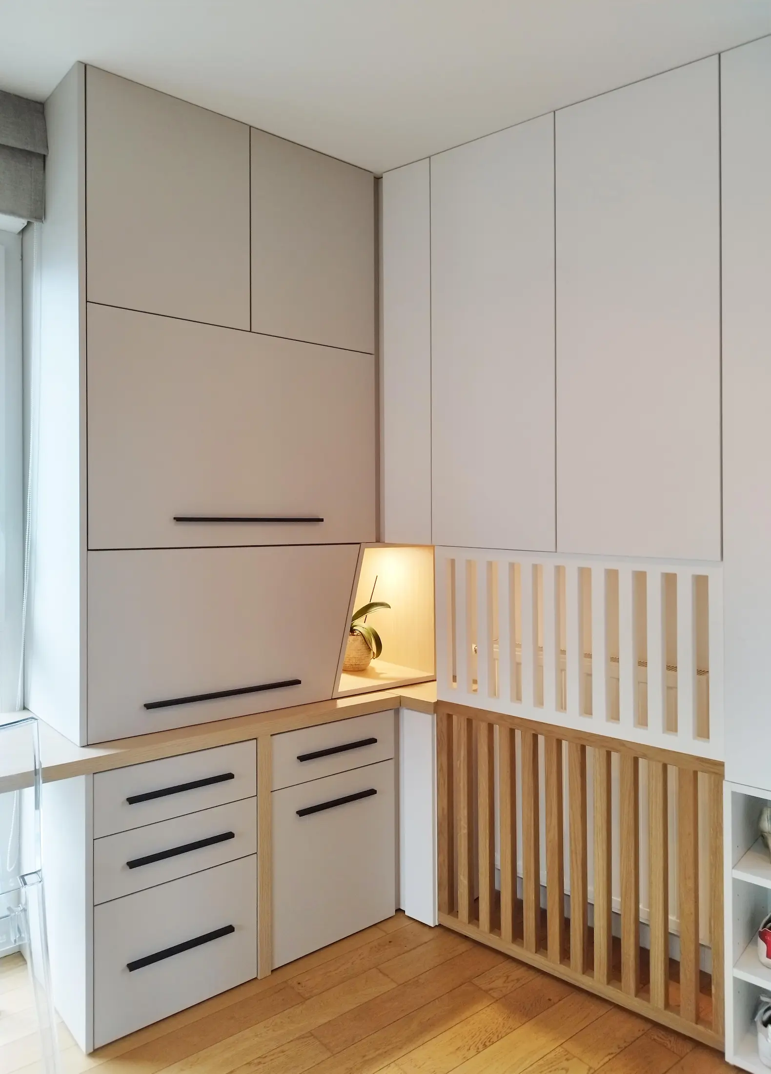 Vue d’ensemble du meuble TV–bureau avec rangements optimisés.