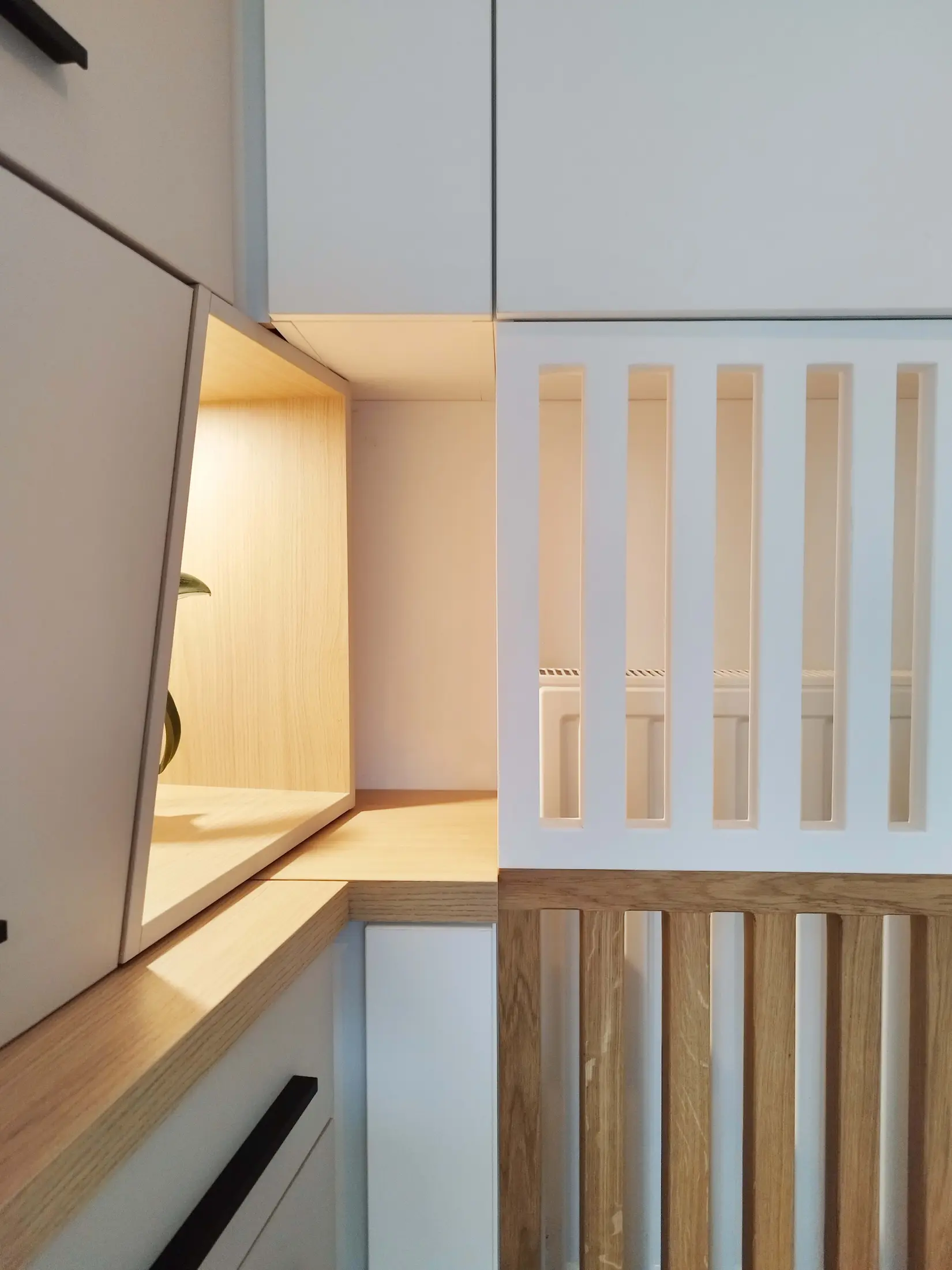 Association de panneaux bois et blanc formant un meuble sur mesure.