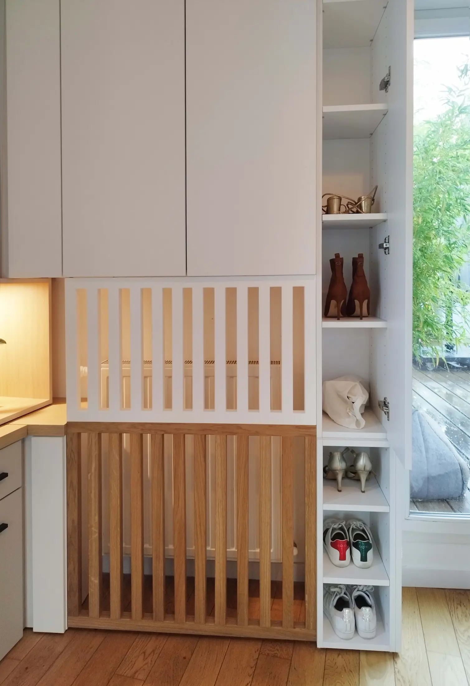 Colonne de rangement ouverte intégrée à un aménagement intérieur.