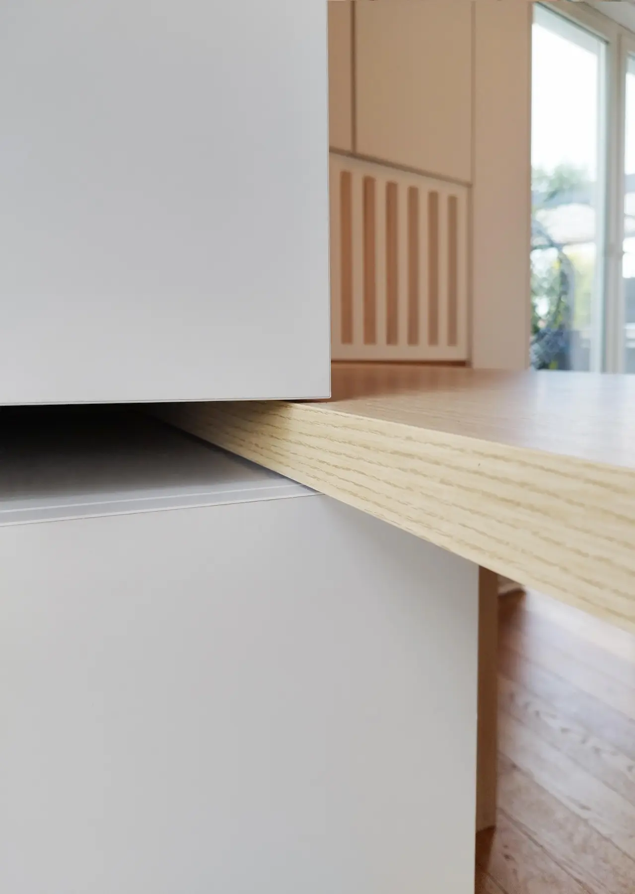 Détail du plateau bois s’insérant dans le meuble blanc, design Jiwa.A.
