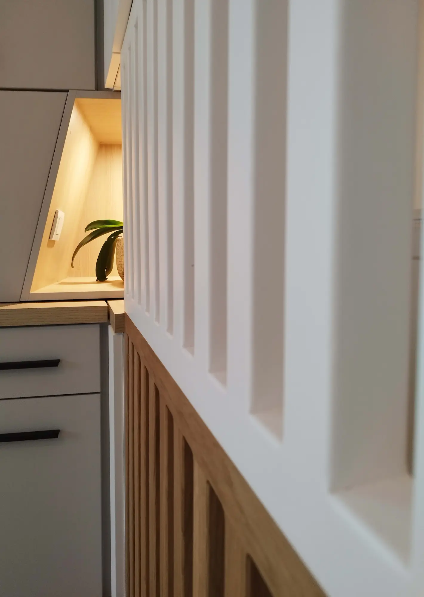 Détail des lames verticales en bois du meuble sur mesure conçu par Valentine.