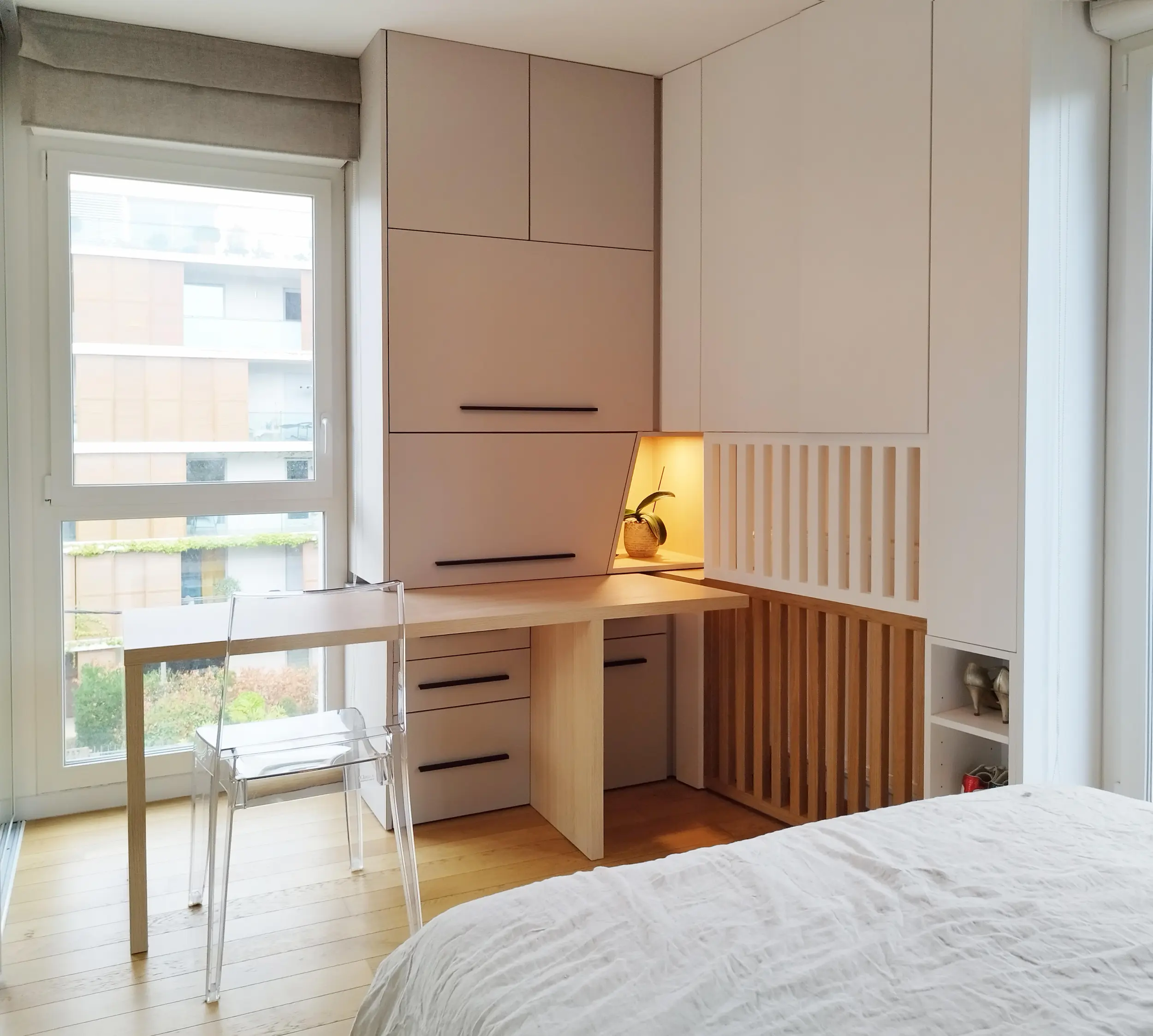 Bureau déployé dans la chambre, pensé par Jiwa.A pour optimiser l’espace.