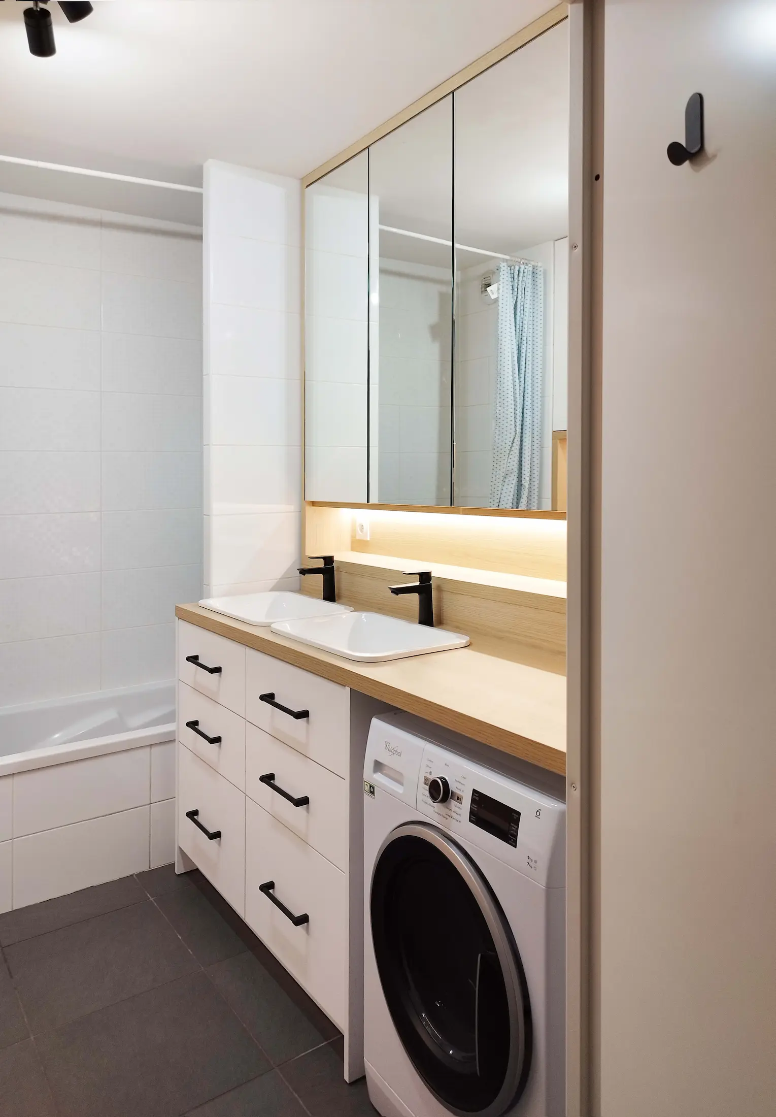 Plan vasques sur mesure avec lave-linge intégré, imaginé par Valentine pour la salle de bain.