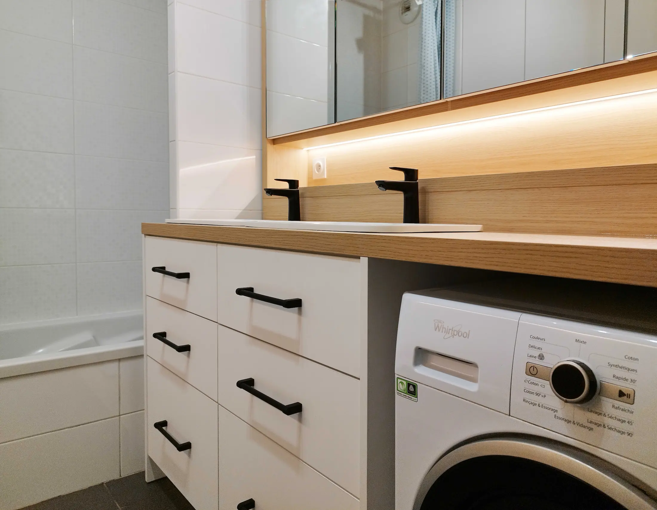 Meuble vasque sur mesure en bois clair et façades blanches, conçu par Jiwaa pour optimiser le rangement de la salle de bain