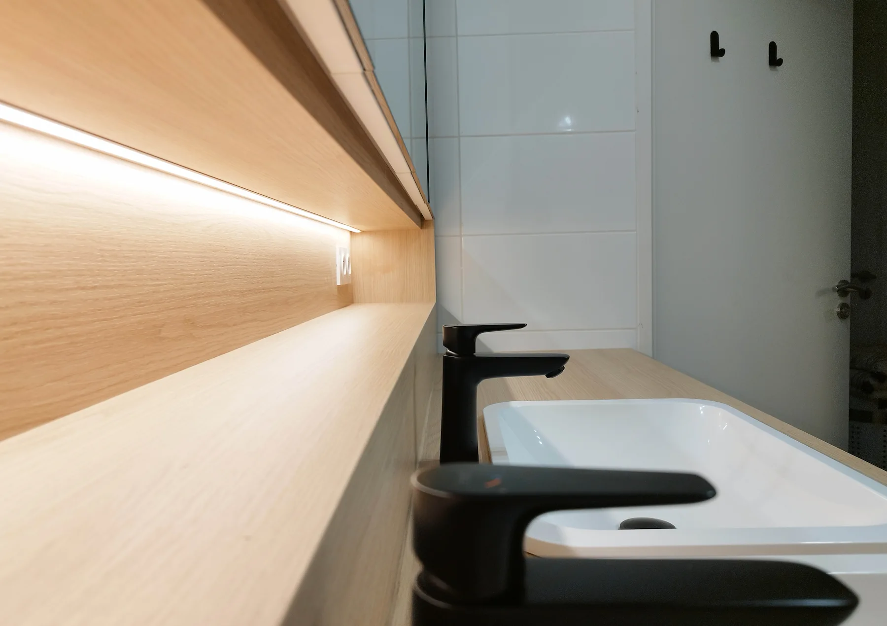 Gros plan sur les robinets noirs