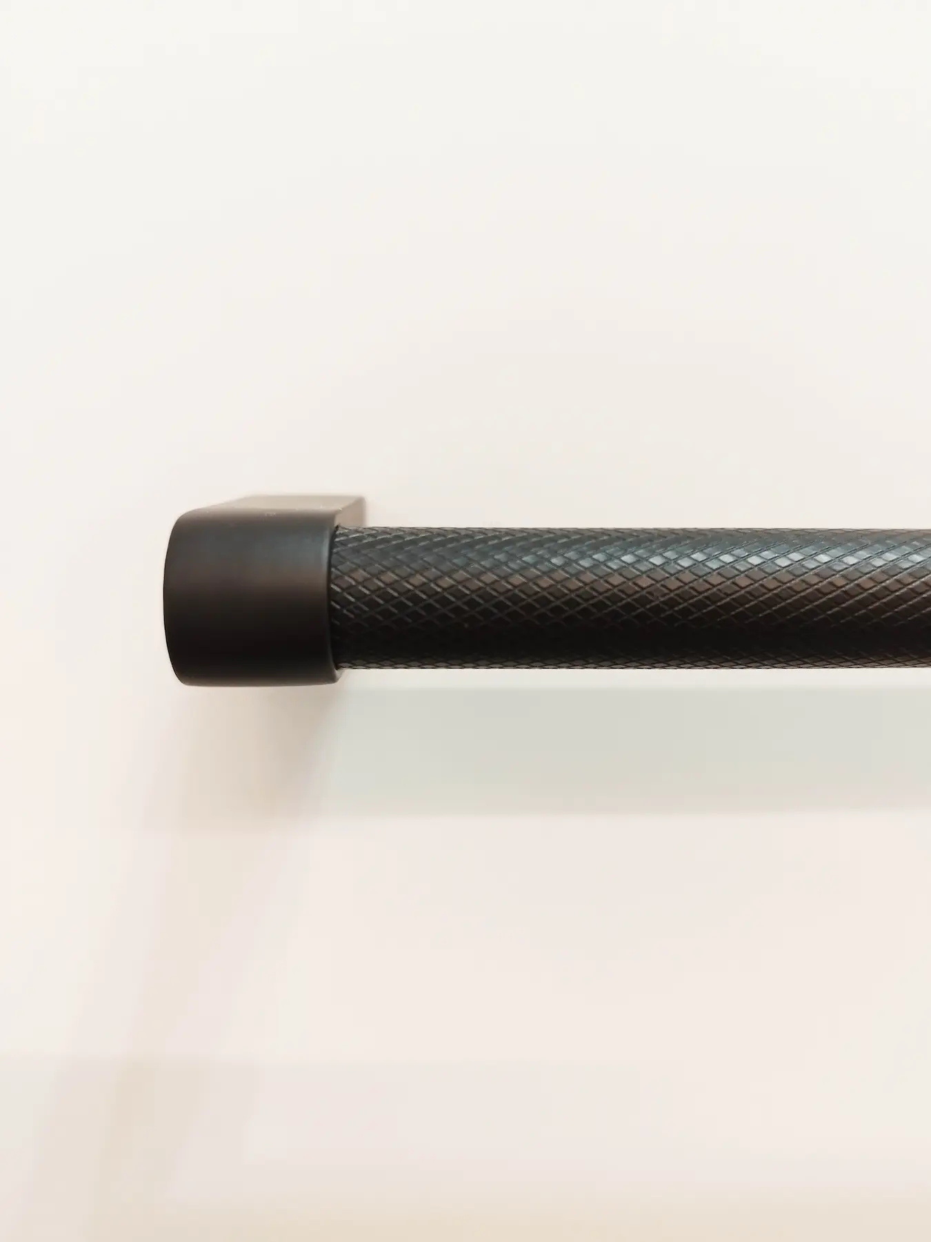 Poignée en métal noir texturé utilisée dans les meubles sur mesure