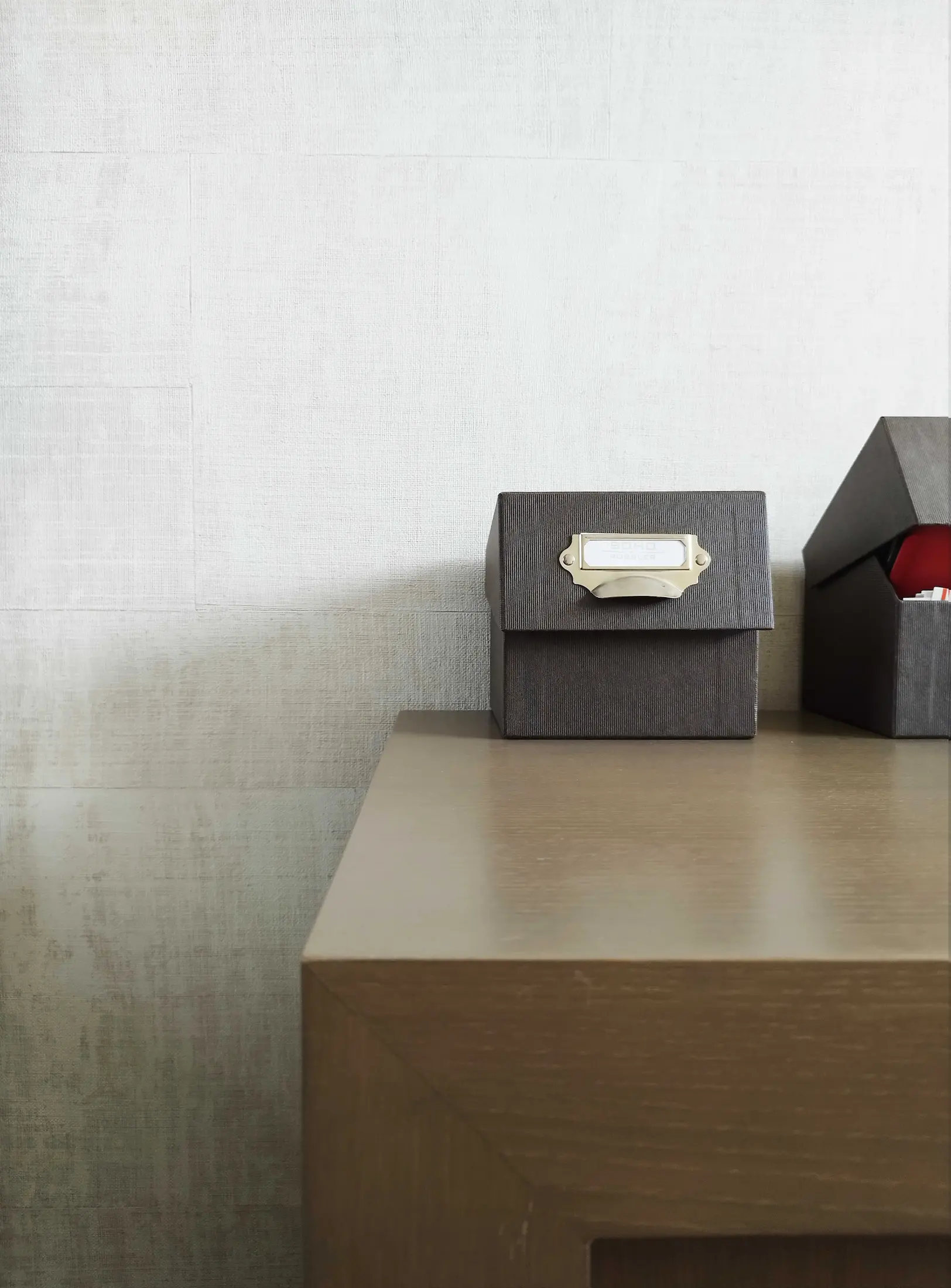 Détail du plan de travail du bureau sur mesure et des finitions minimalistes.