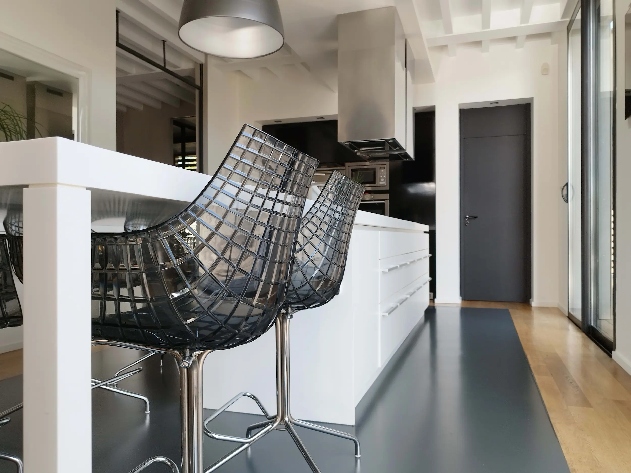 Cuisine d’une maison contemporaine rénovée dans l’Ouest lyonnais, où Valentine Bourdier a éclairci l’espace grâce à des choix de peintures et de revêtements plus lumineux.