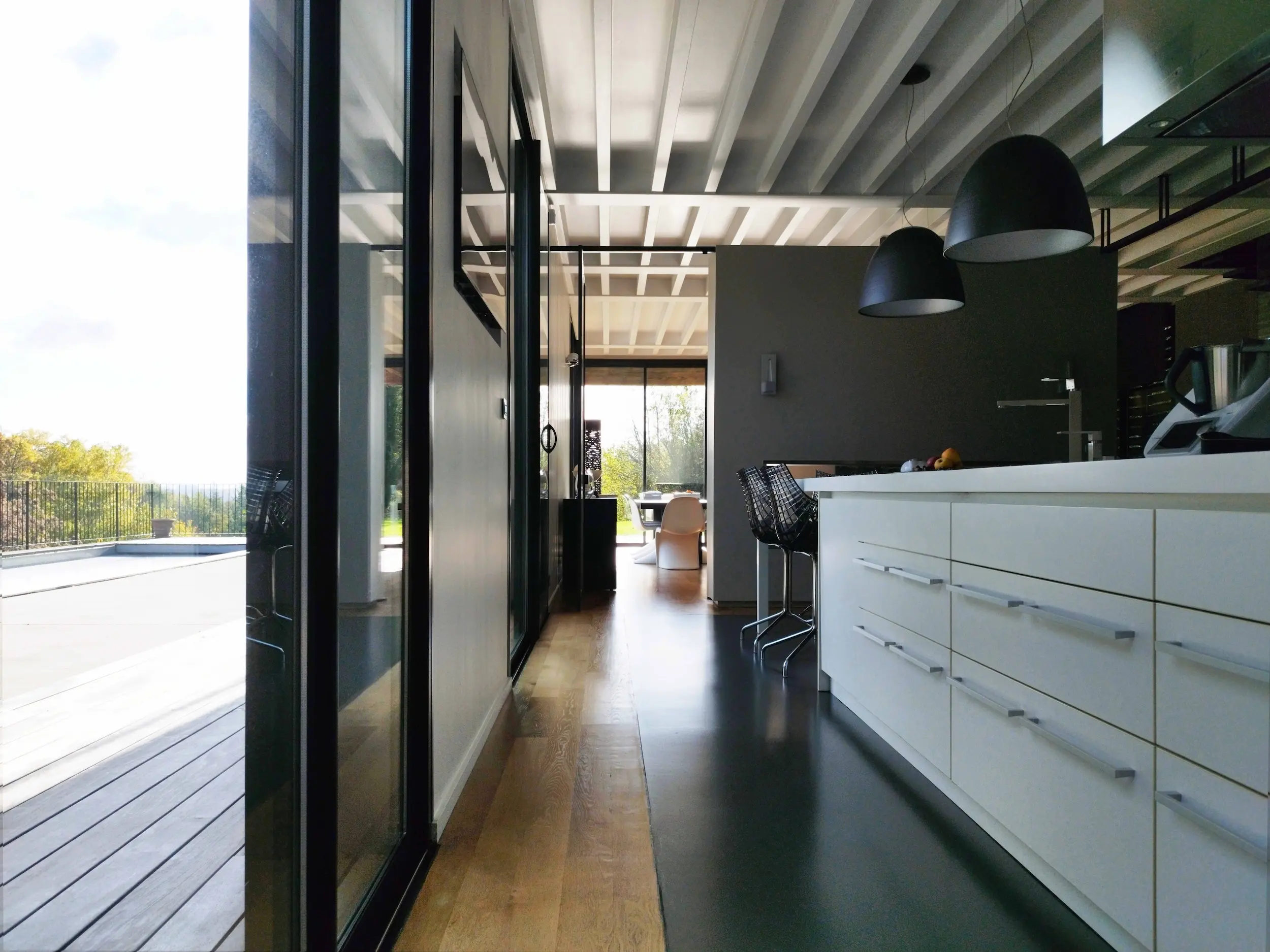 Cuisine ouverte contemporaine prolongée par une terrasse extérieure.