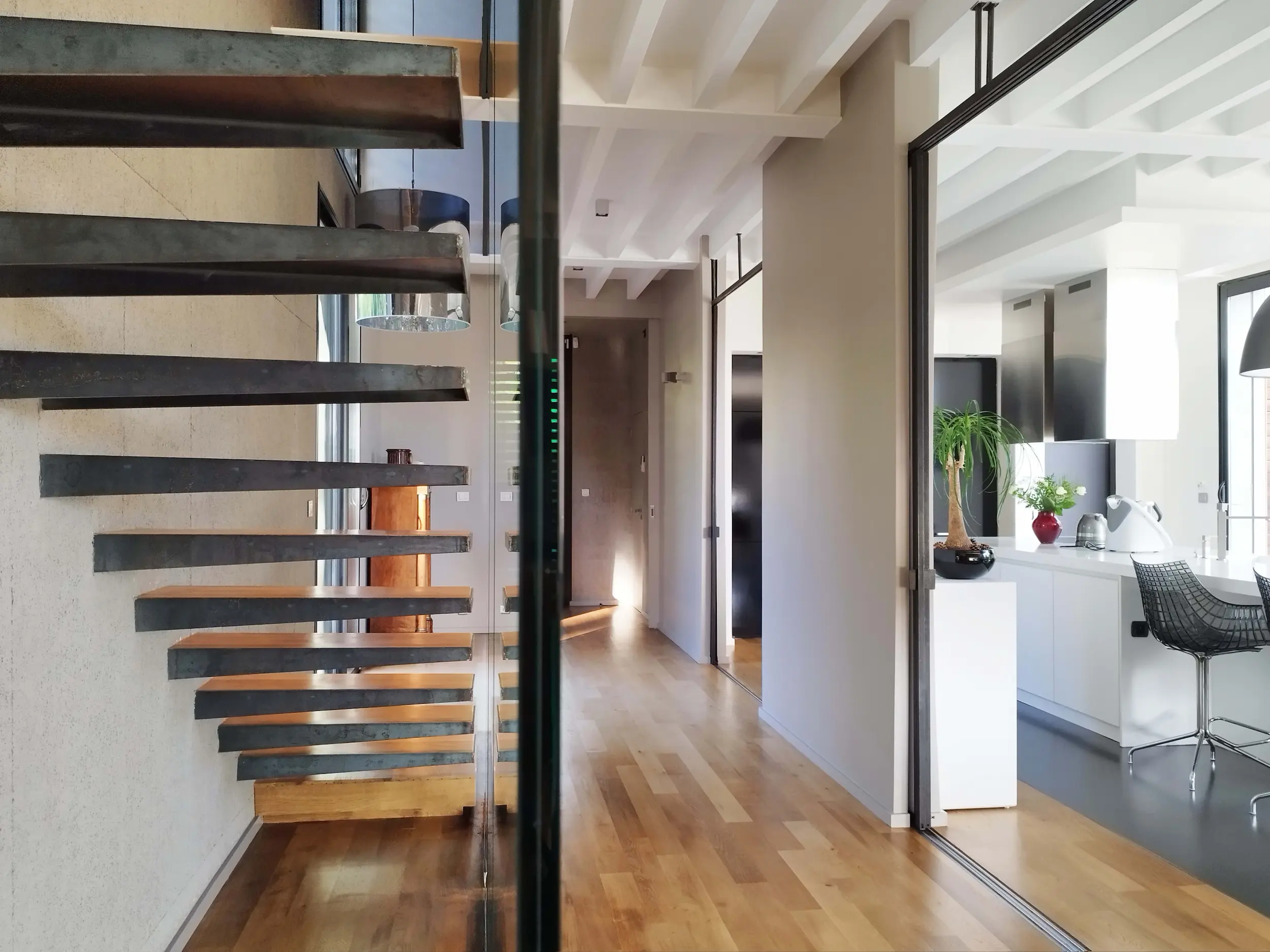 Escalier contemporain en bois et métal intégré dans un intérieur lumineux.