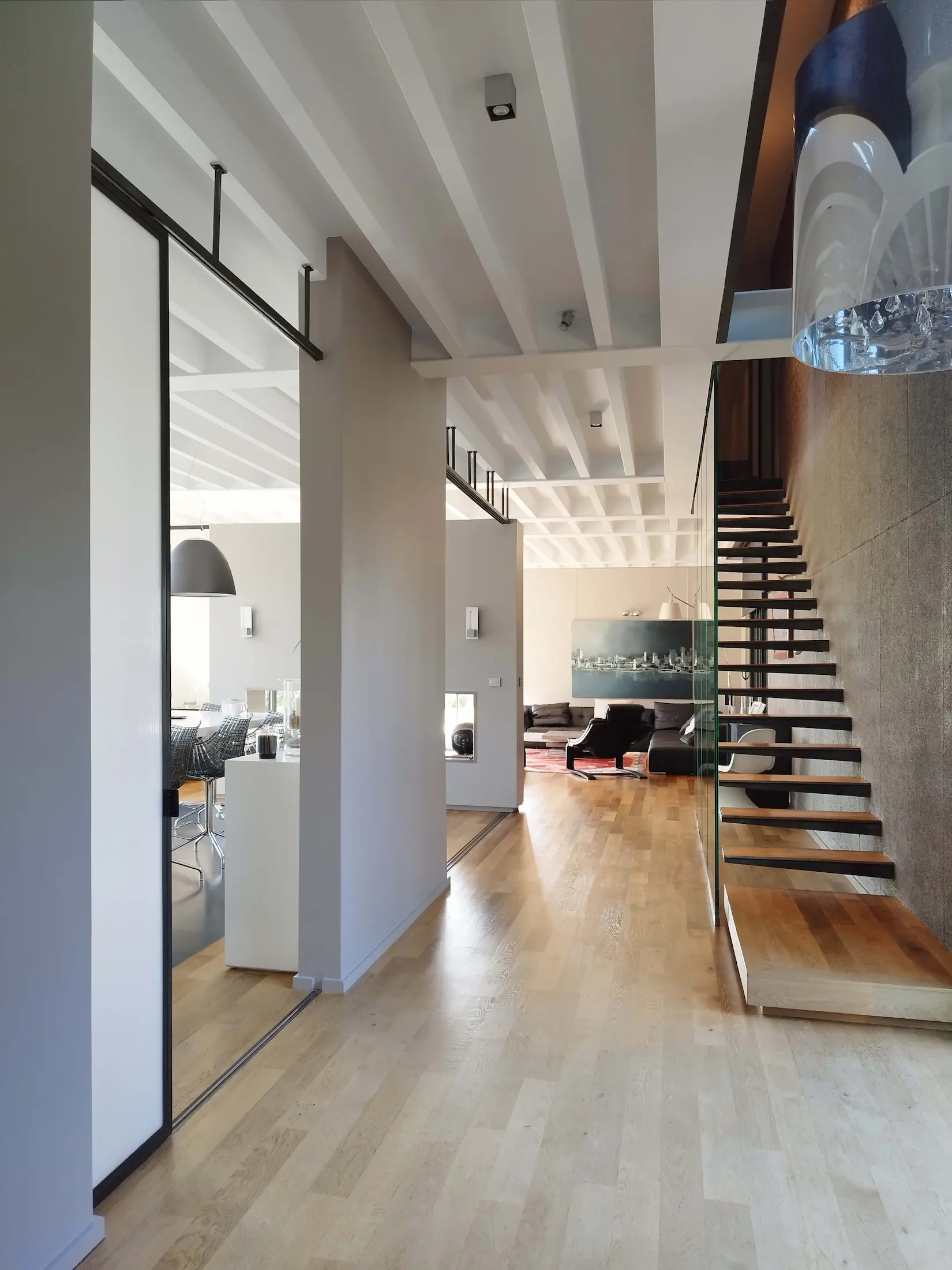 Vue d’ensemble de la salle à manger contemporaine ouverte sur la cuisine.