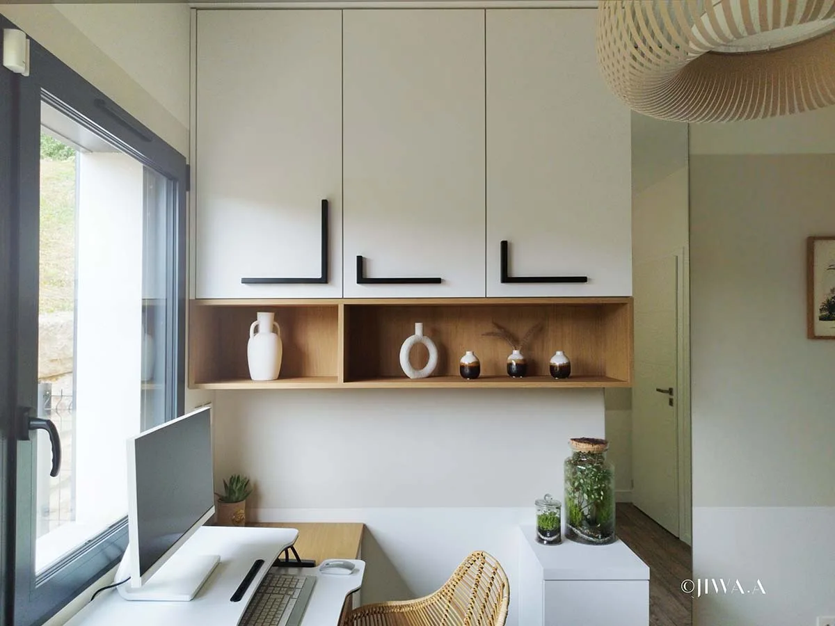 Bureau lumineux aux lignes minimalistes, avec rangements sur mesure et niches décoratives en bois clair.