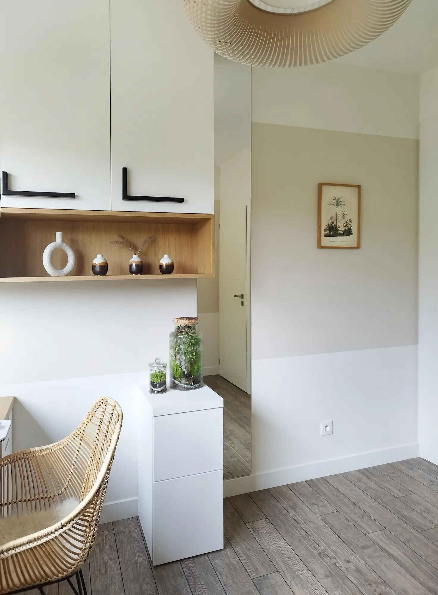 Niches décoratives en bois clair intégrées dans un meuble sur mesure, décorées d’objets en céramique.