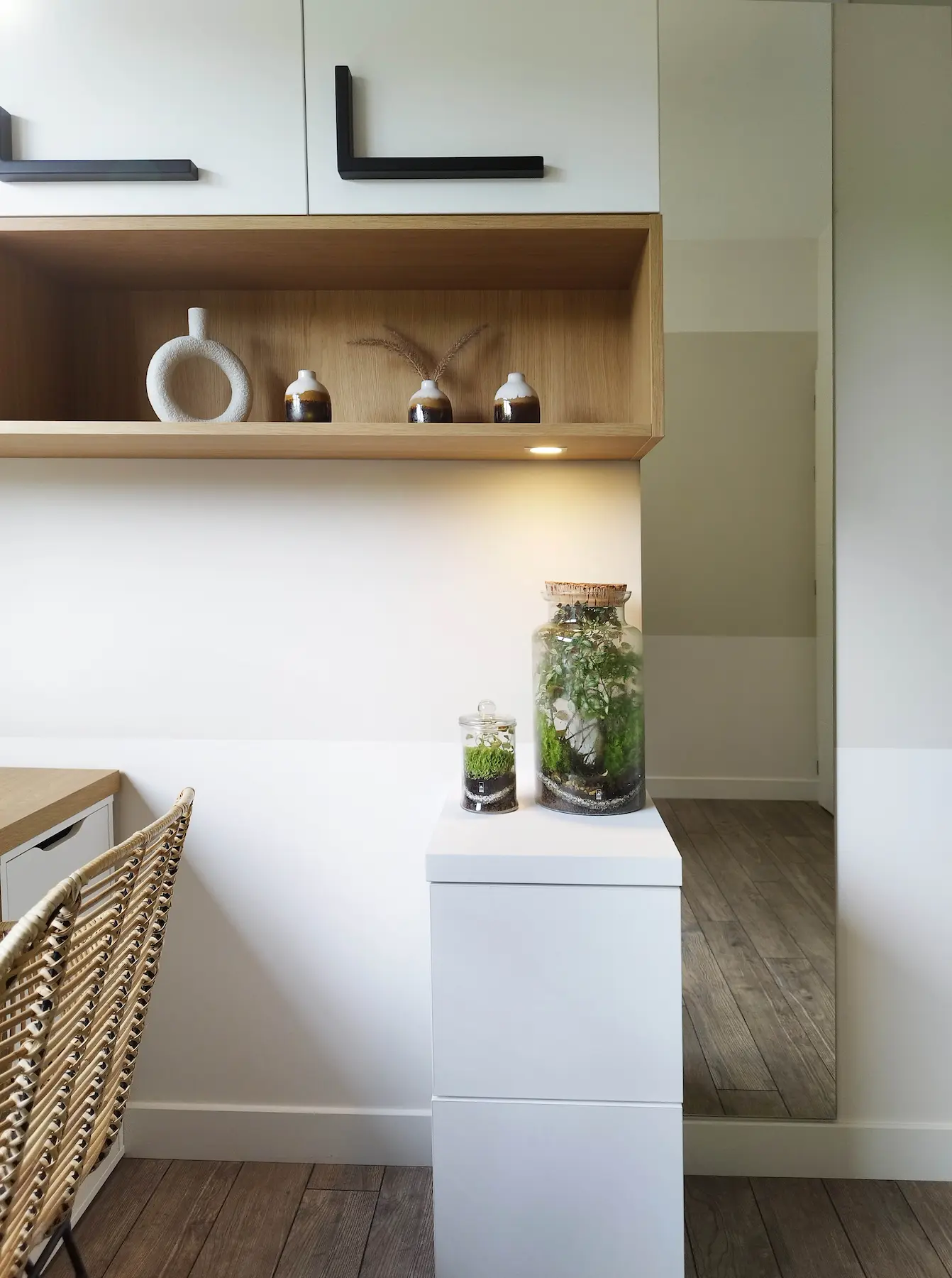 Espace décoratif mêlant meuble colonne blanc dans une ambiance naturelle.