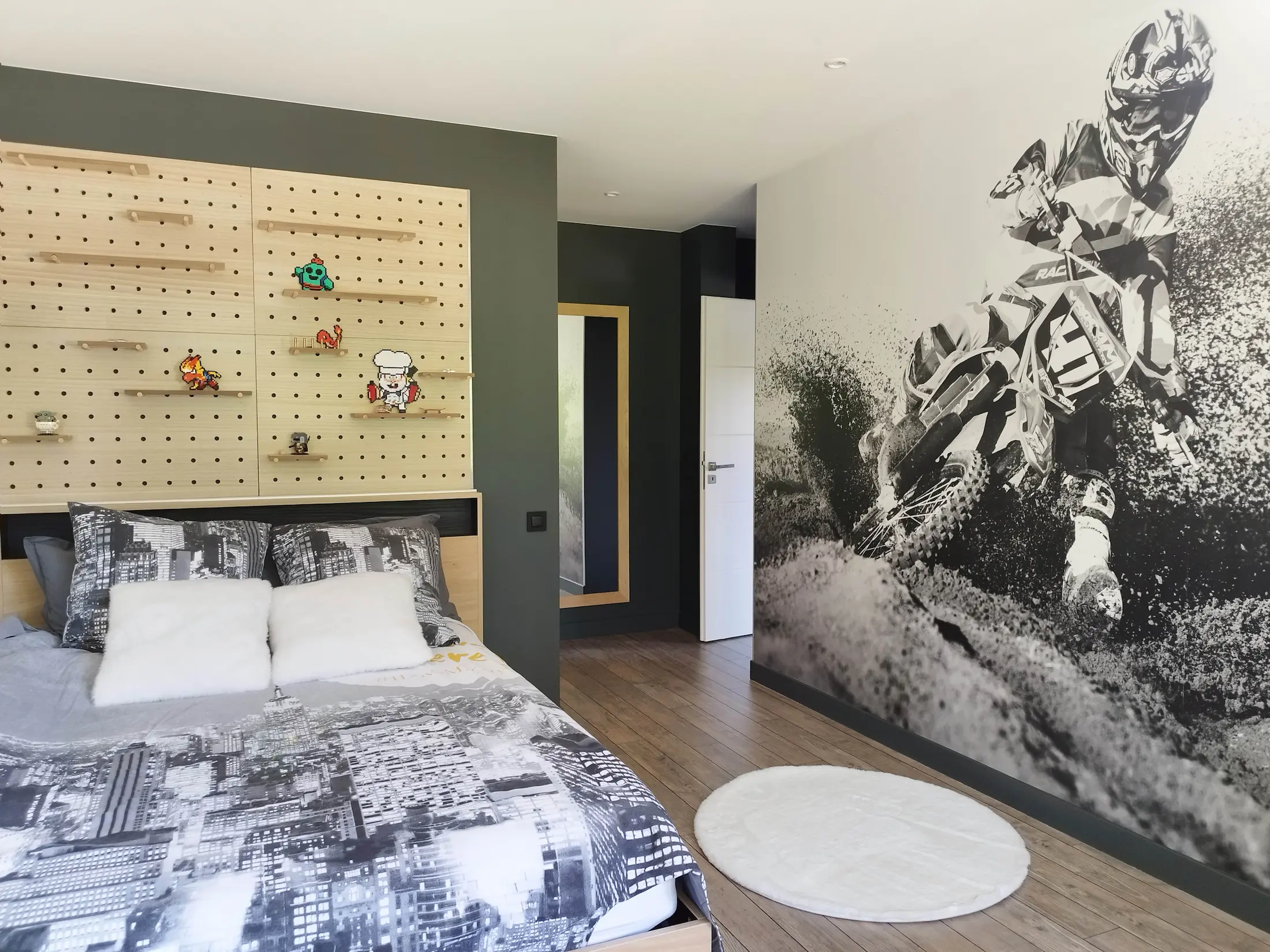 Aménagement d’une chambre d’enfant avec décor mural et éléments en bois.