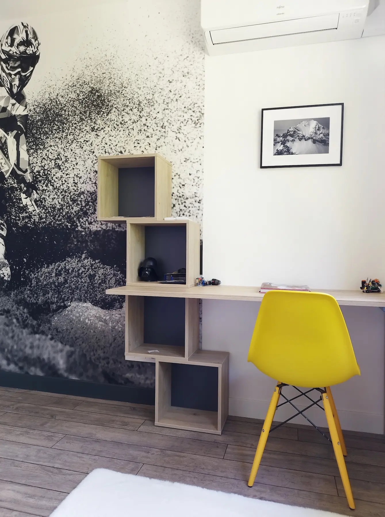 Bureau sur mesure avec caissons décalés en bois clair et chaise jaune vive pour une touche ludique.