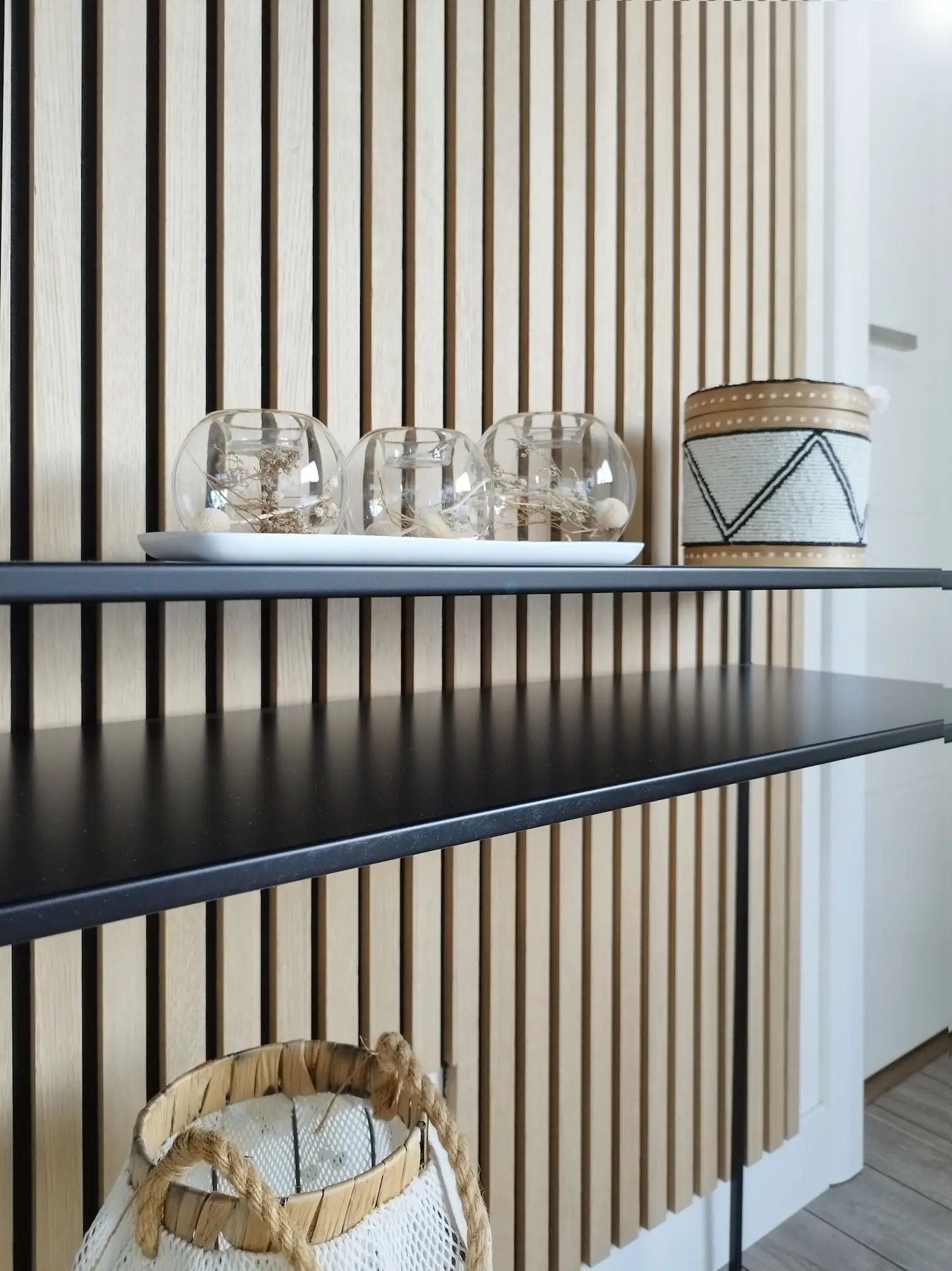 Détail décoratif de la console et des objets posés, jouant avec la verticalité des tasseaux mis en valeur par Valentine Bourdier.