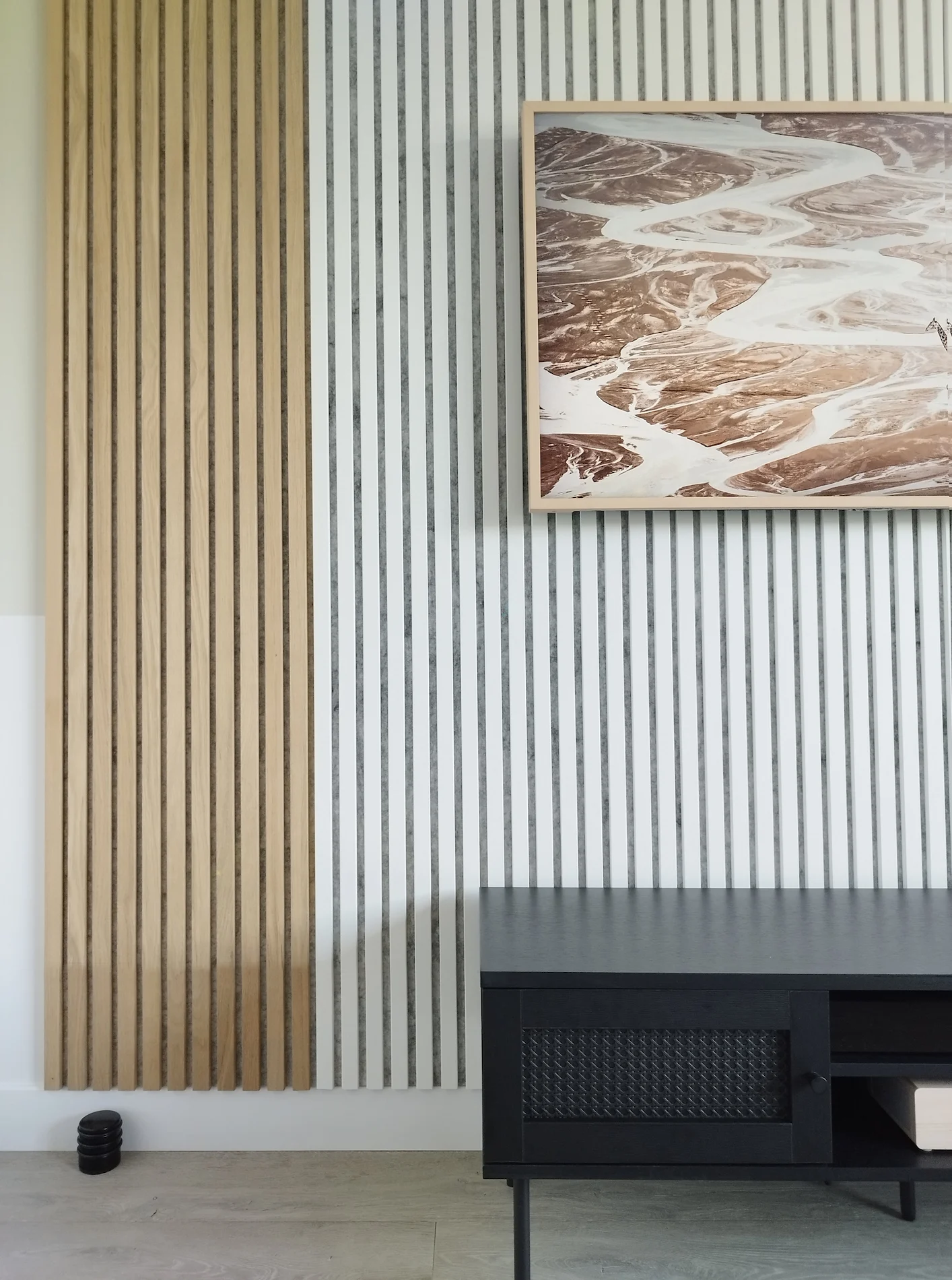 Gros plan sur l’alternance tasseaux en chêne et bandes verticales peintes, signature visuelle du projet.