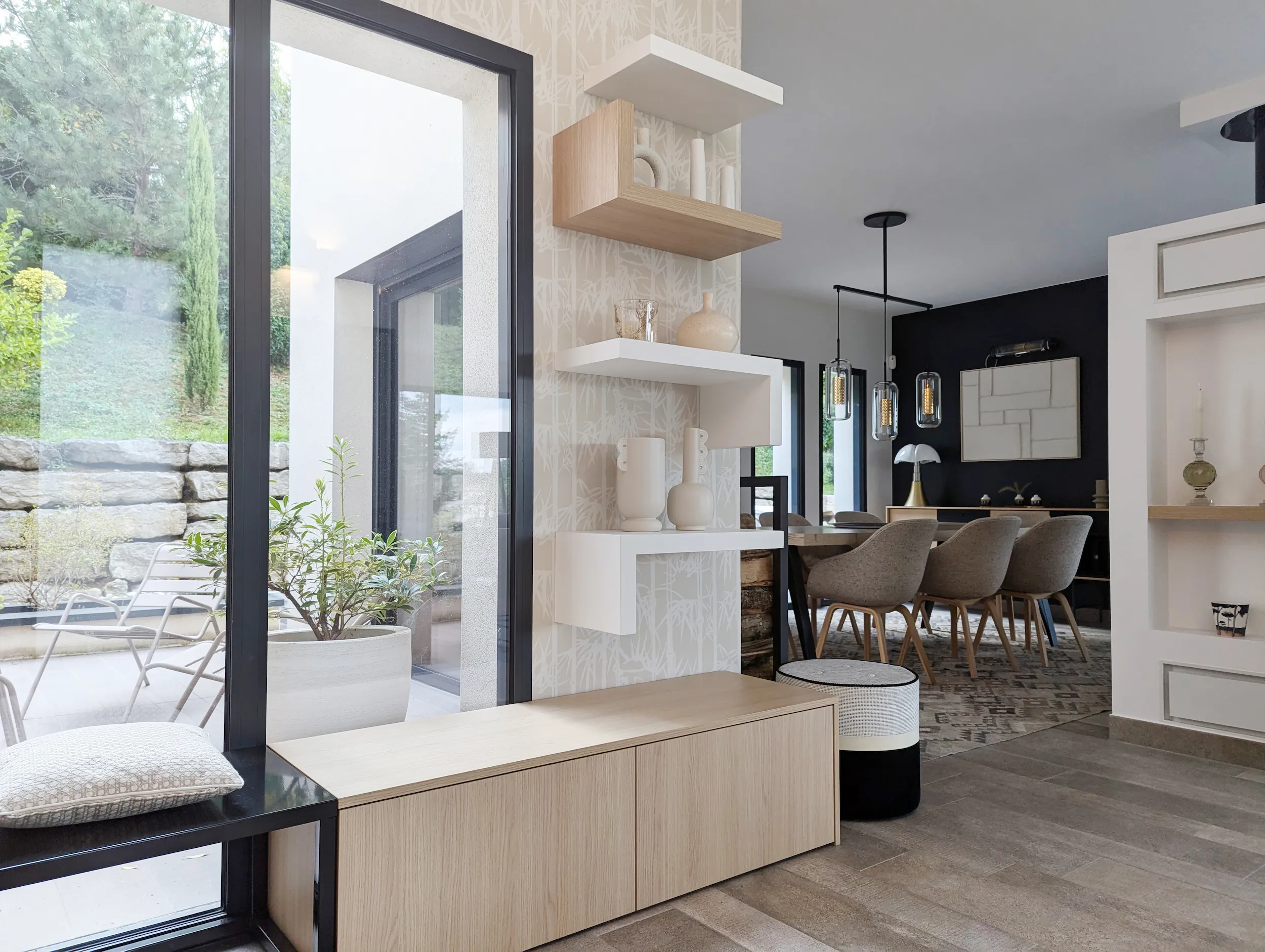 Espace de vie ouvert avec verrière intérieure par l’agence Jiwa.a.