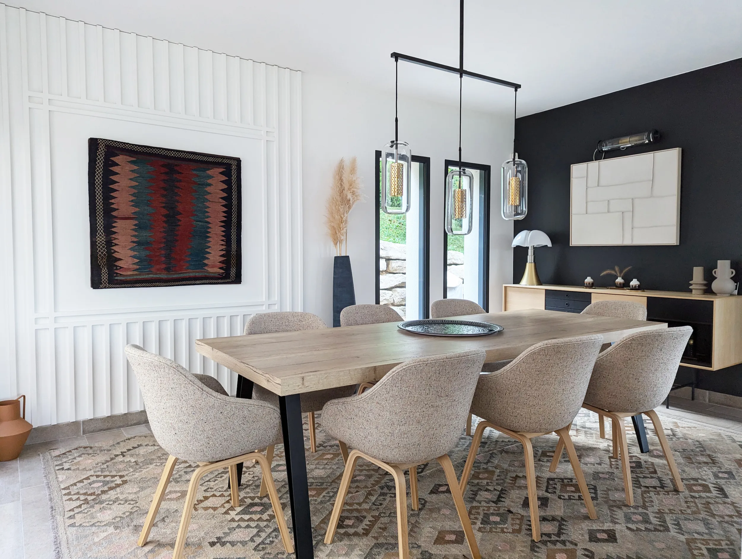 Salle à manger contemporaine avec mur décoratif en tasseaux peints, projet d’aménagement par l’agence Jiwa.a.