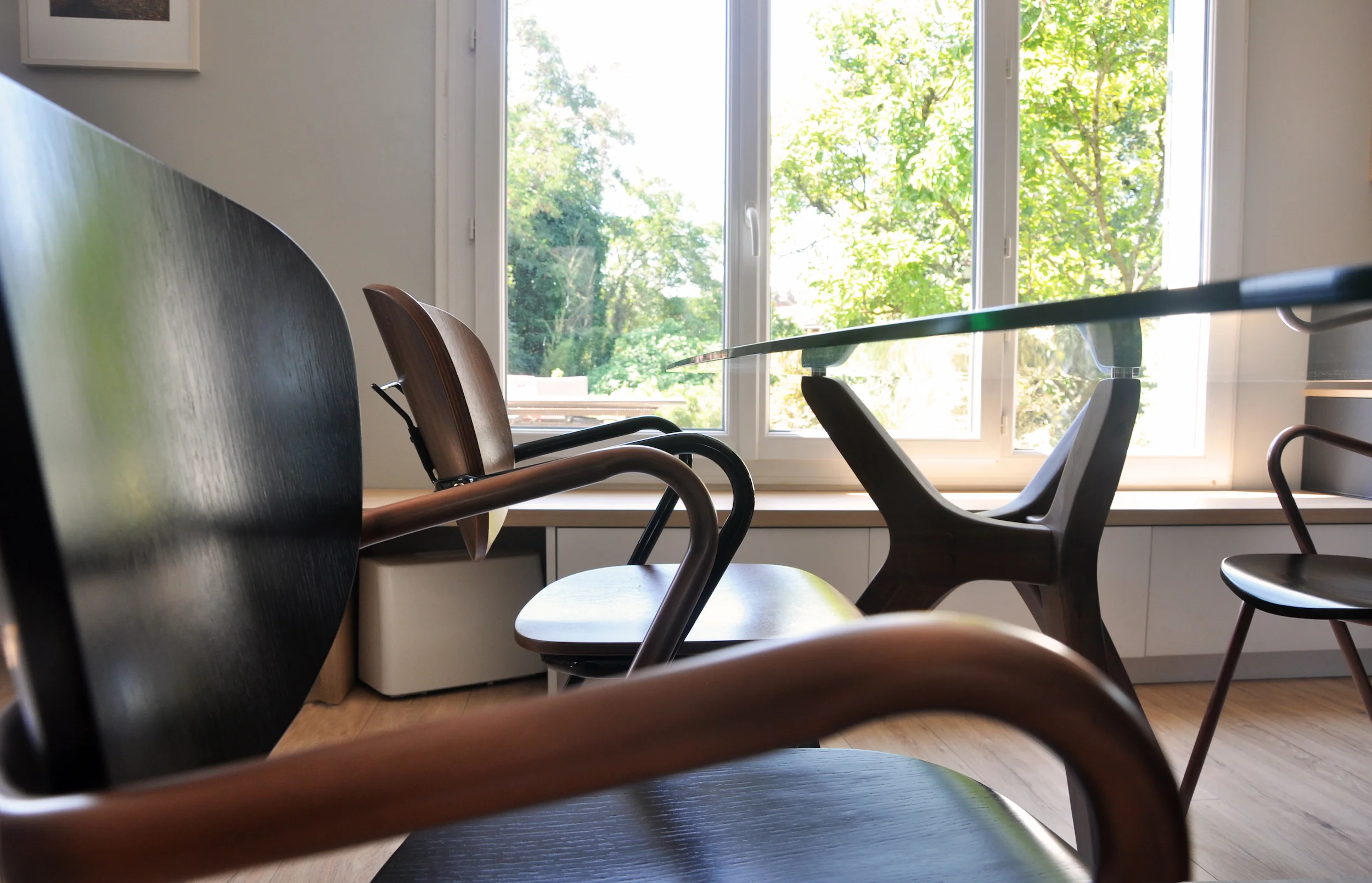 Détail des assises et du bureau intégré, pensé pour voir sur l’extérieur et optimiser la circulation.$