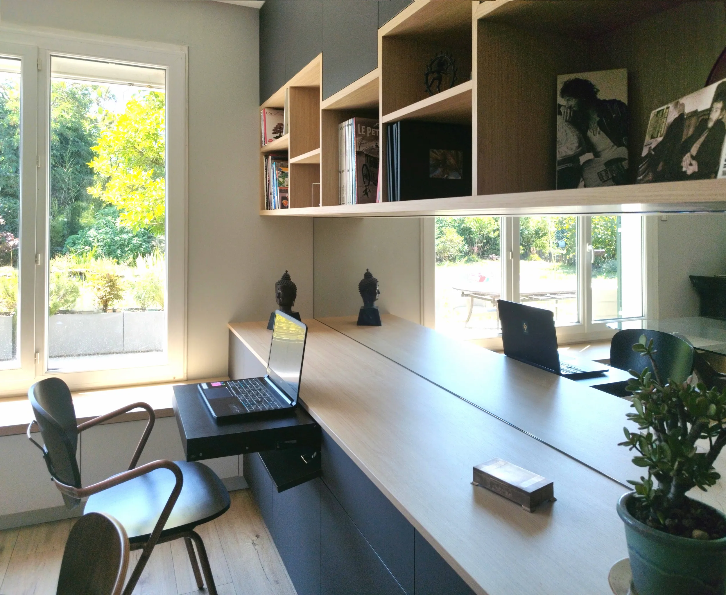 Bureau sur mesure avec rangements ouverts et fermés, organisé le long de la fenêtre.