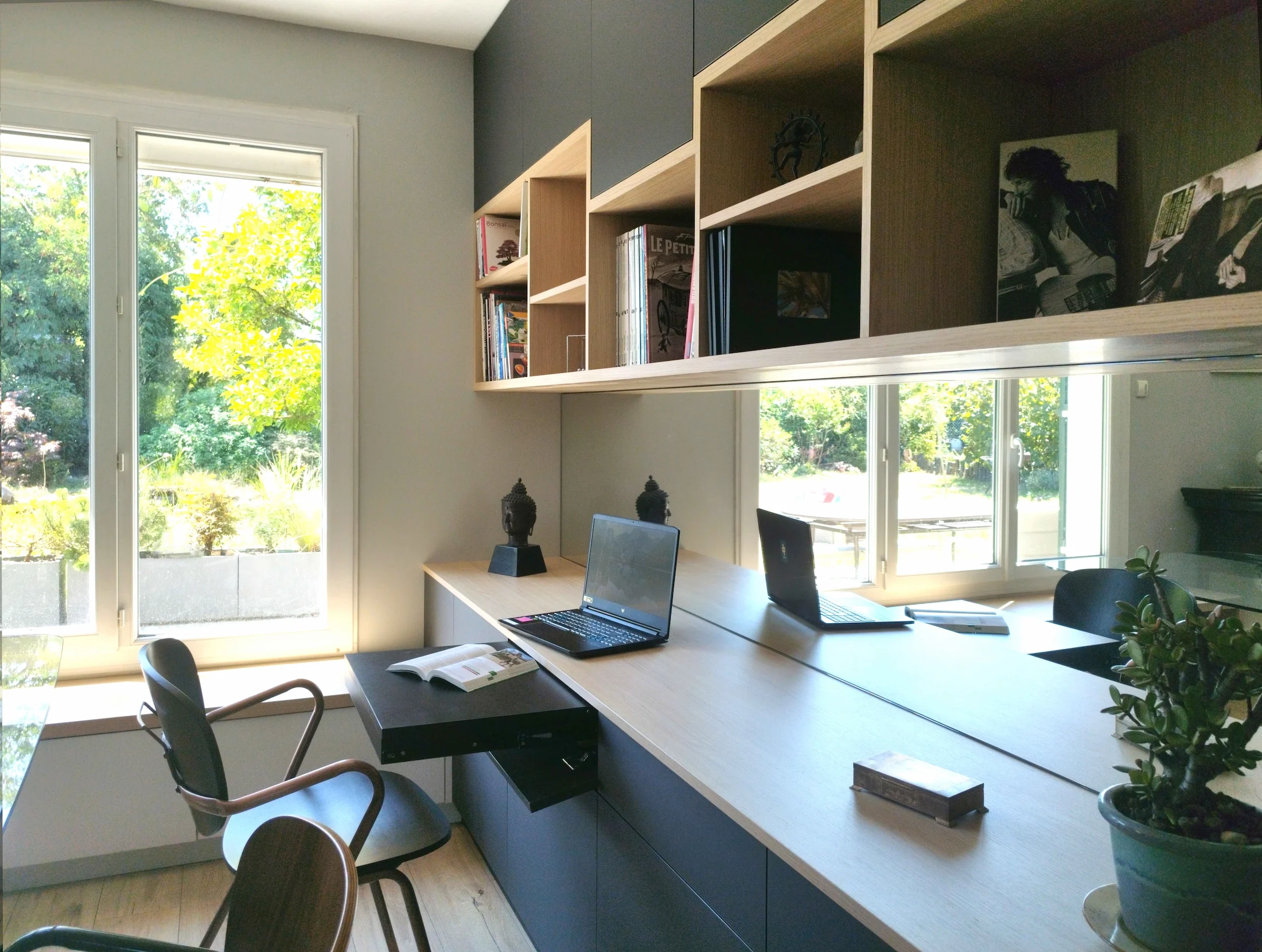 Bureau et bibliothèque sur mesure en bois clair, organisant un espace de travail lumineux.