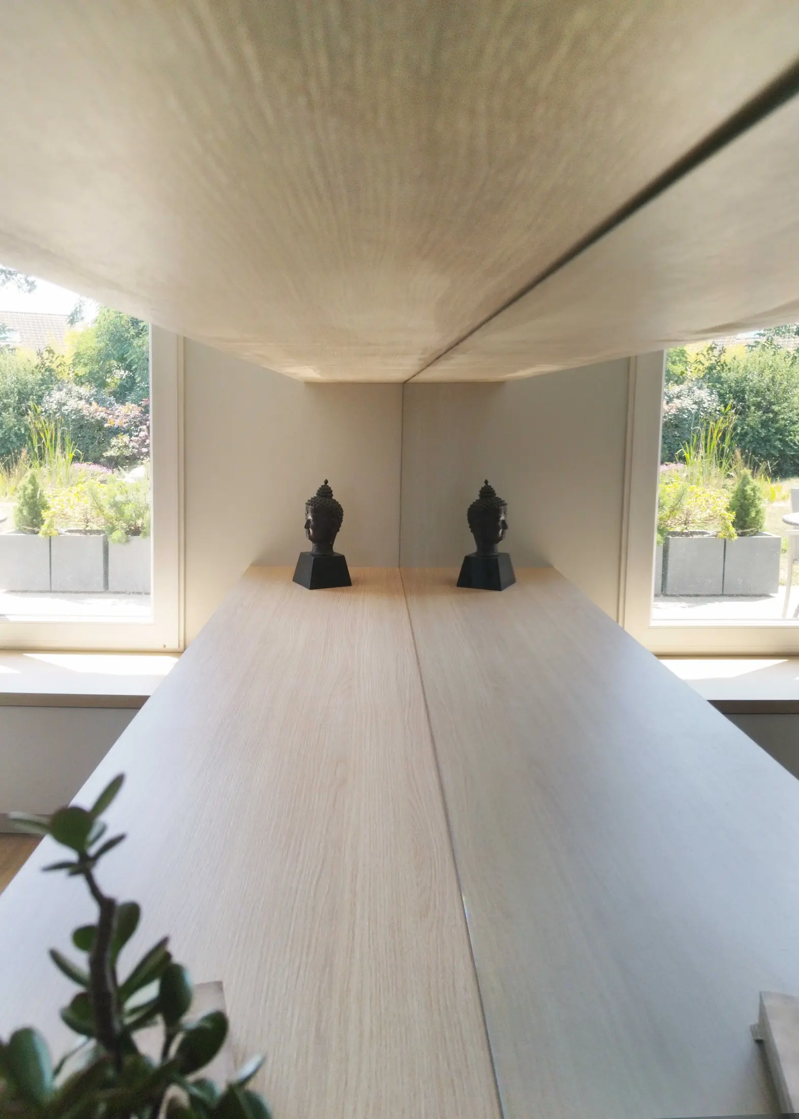 Perspective centrale du bureau et de la bibliothèque sur mesure, structurant l’espace avec sobriété.