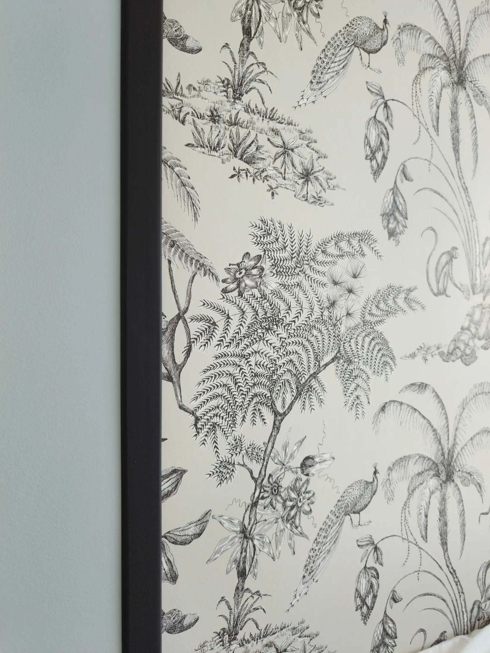 Gros plan du papier peint botanique servant de fil conducteur dans la restructuration de l’appartement des années 80.