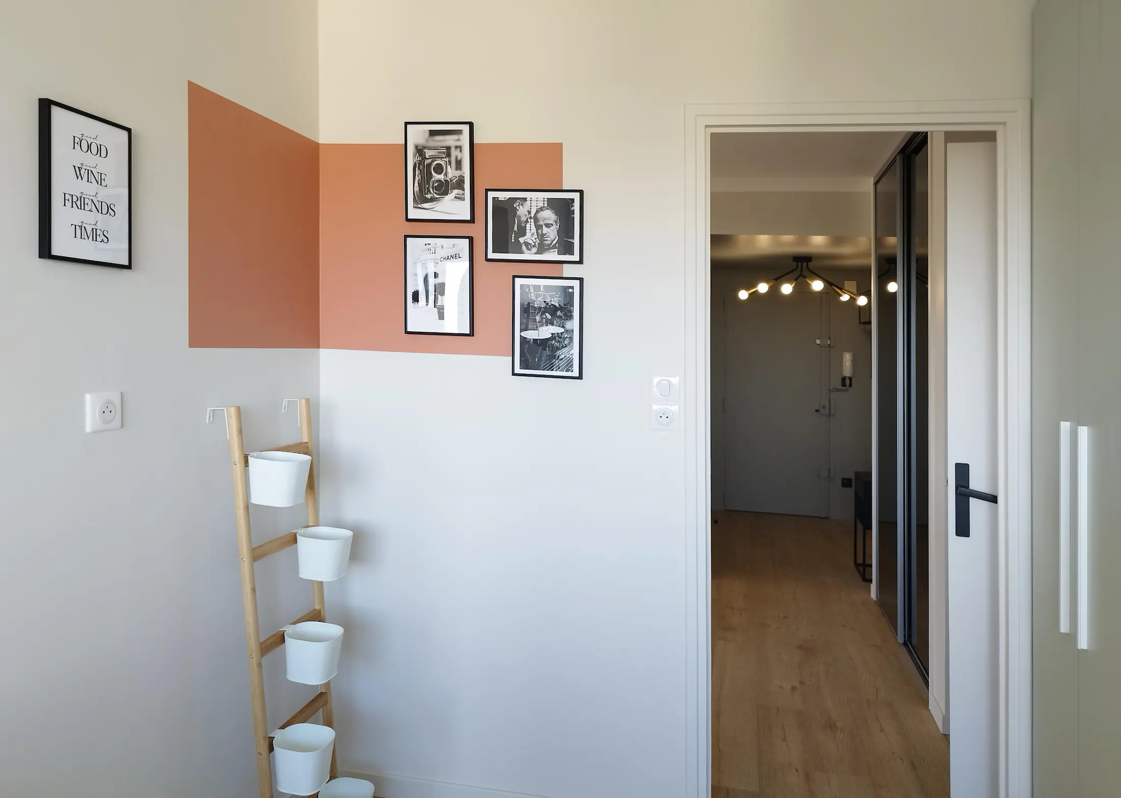 Mur décoratif bicolore avec compositions de cadres graphiques créant une ambiance personnalisée.