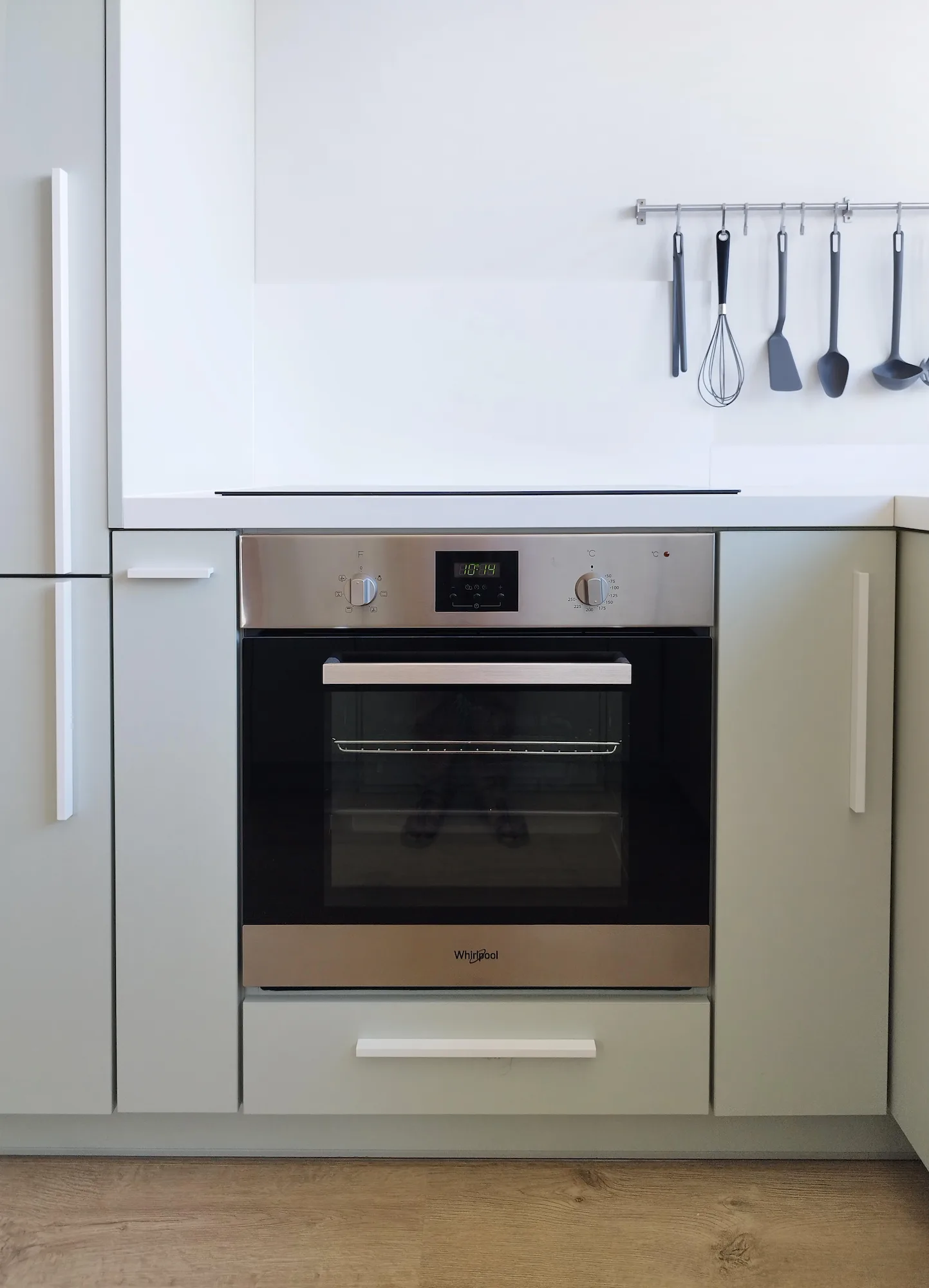 Zoom sur le four encastré et les finitions épurées de la cuisine réaménagée pour optimiser l’ergonomie.