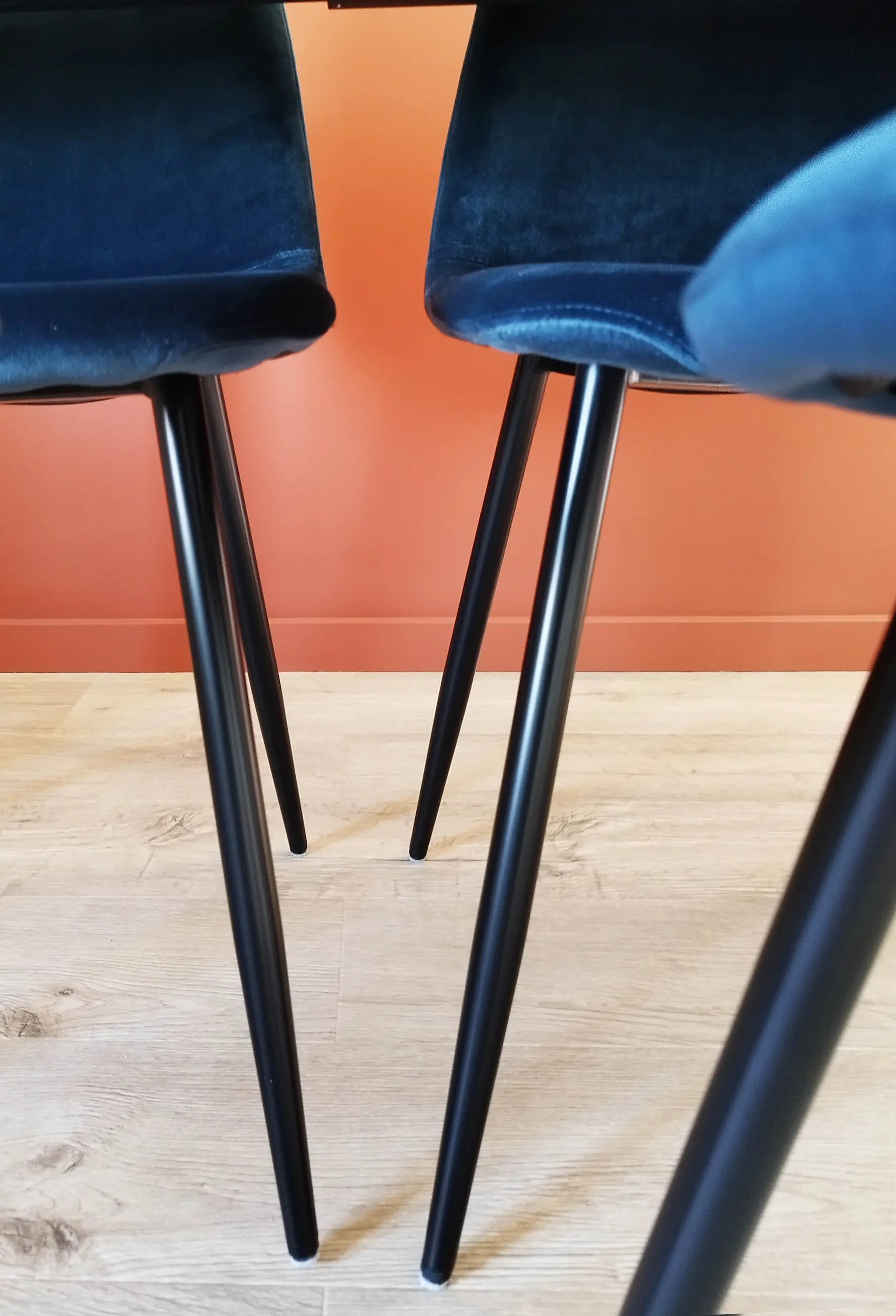 Pieds fins de chaises bleu nuit dans la restructuration complète d'un appartement par l'agence Jiwa.a.
