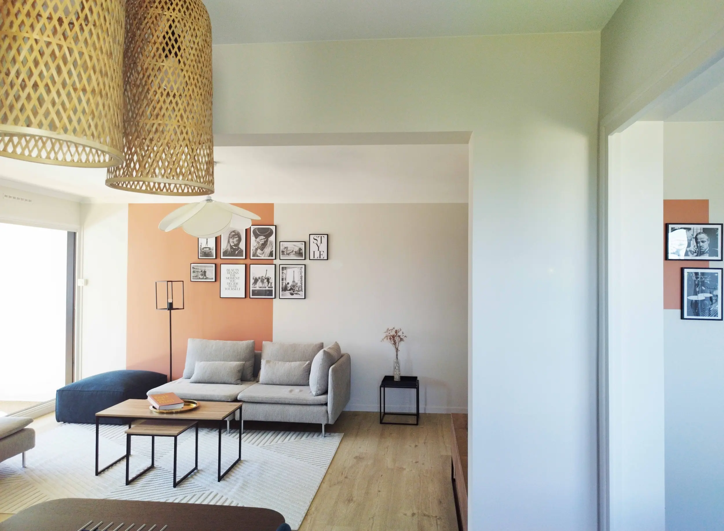 Vue du salon rénové avec canapé clair, composition de cadres graphiques réalisée par l’agence jiwa.a.