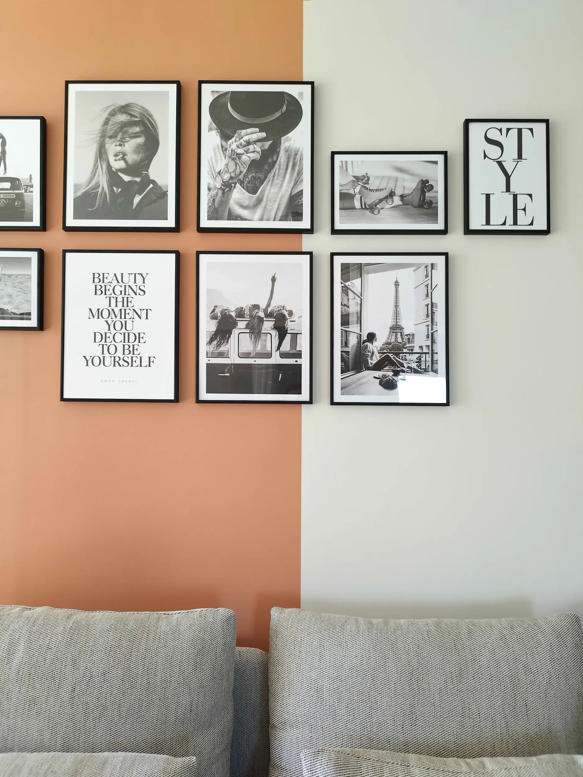 Mur de cadres graphiques au-dessus d’un canapé, association de papier peint et couleur dans le salon.