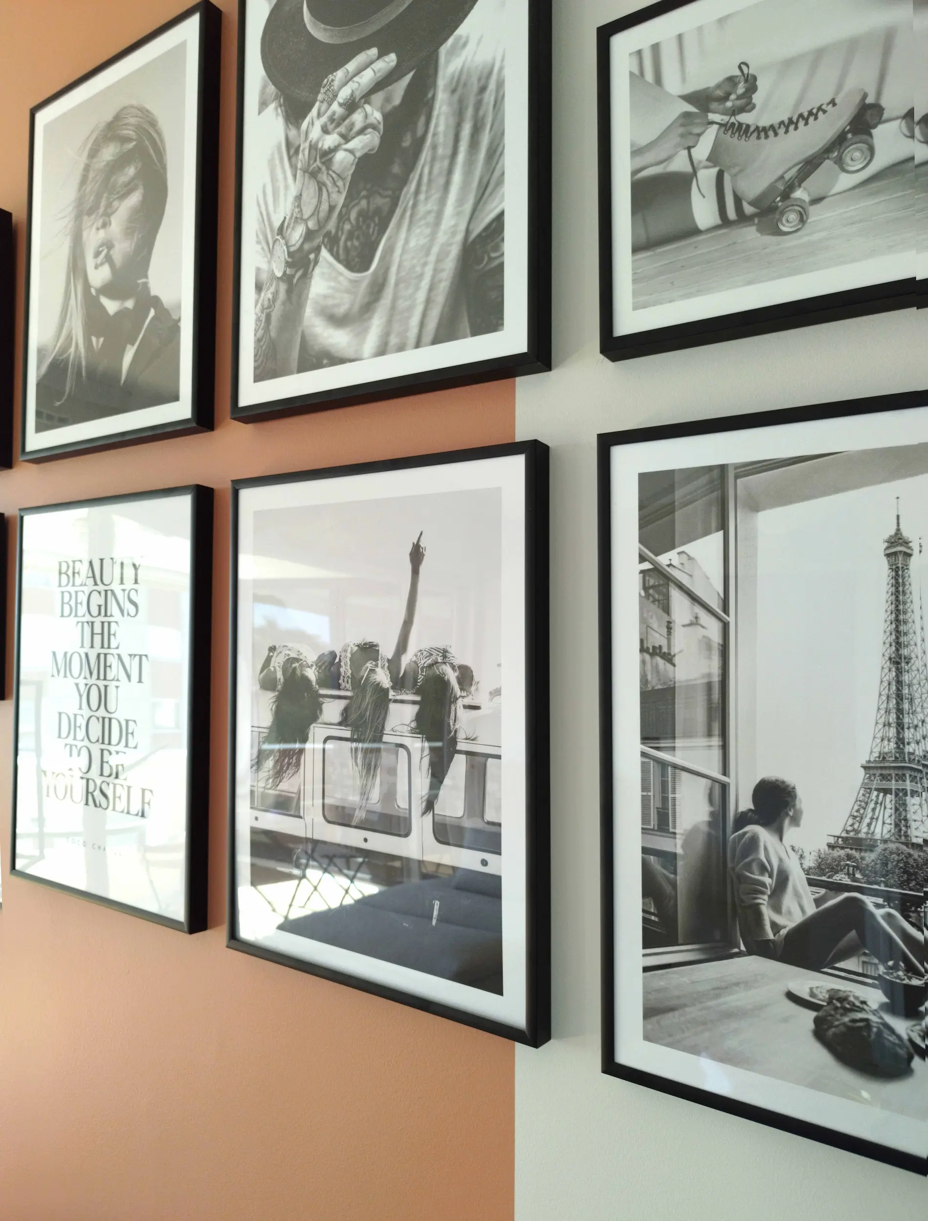 Détail des cadres noir et blanc fixés sur le mur coloré, apportant un style moderne et graphique.