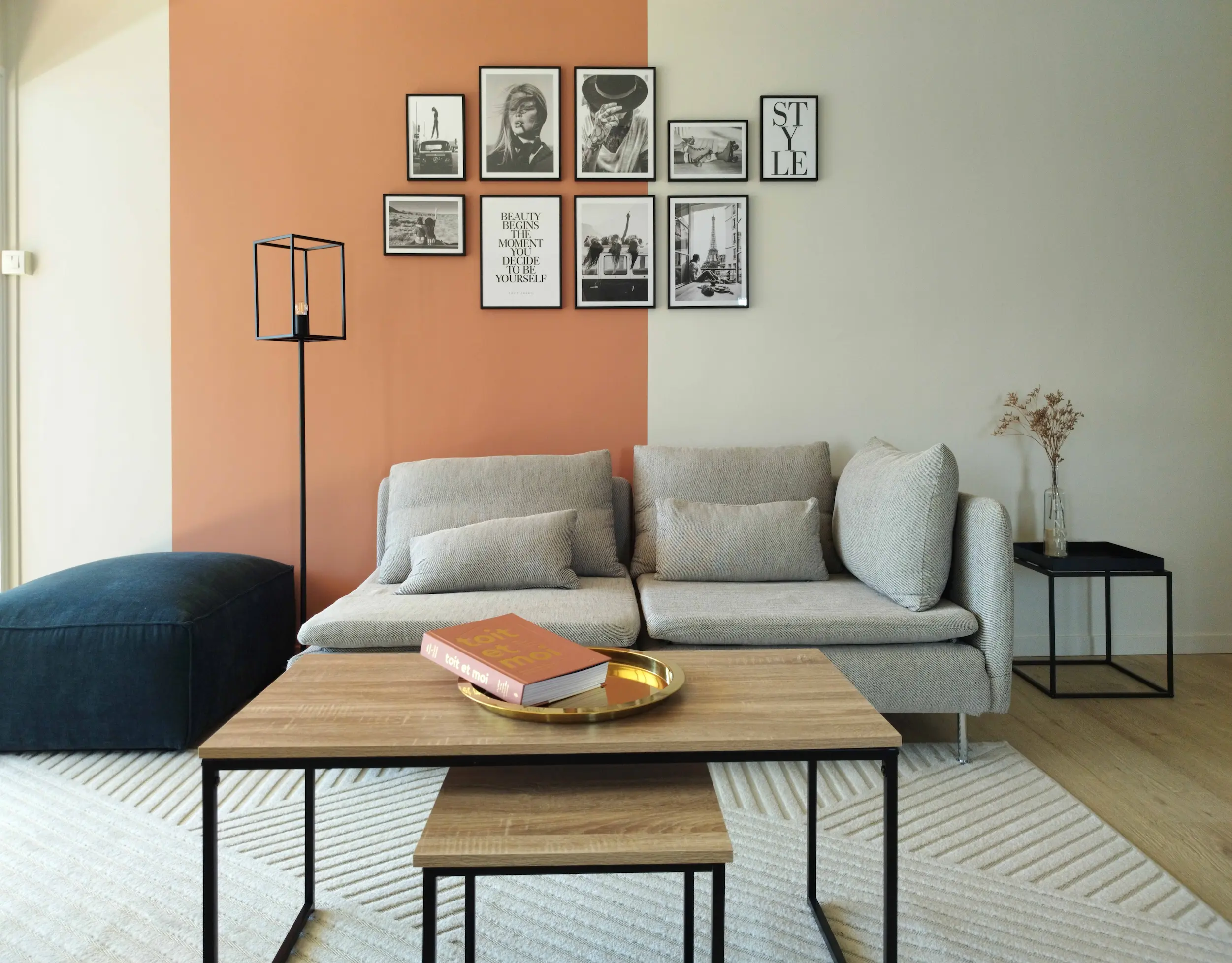 Décoration minimaliste sur une table basse en bois, intégrée dans un salon modernisé aux lignes épurées.
