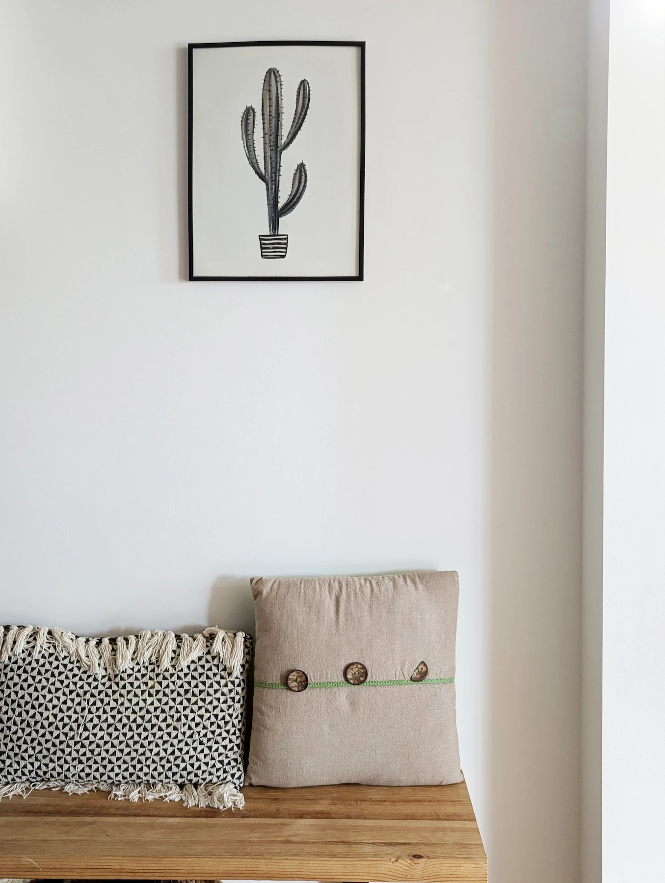 Aménagement d’une entrée avec banc en bois et décoration murale par l’agence Jiwa.a.