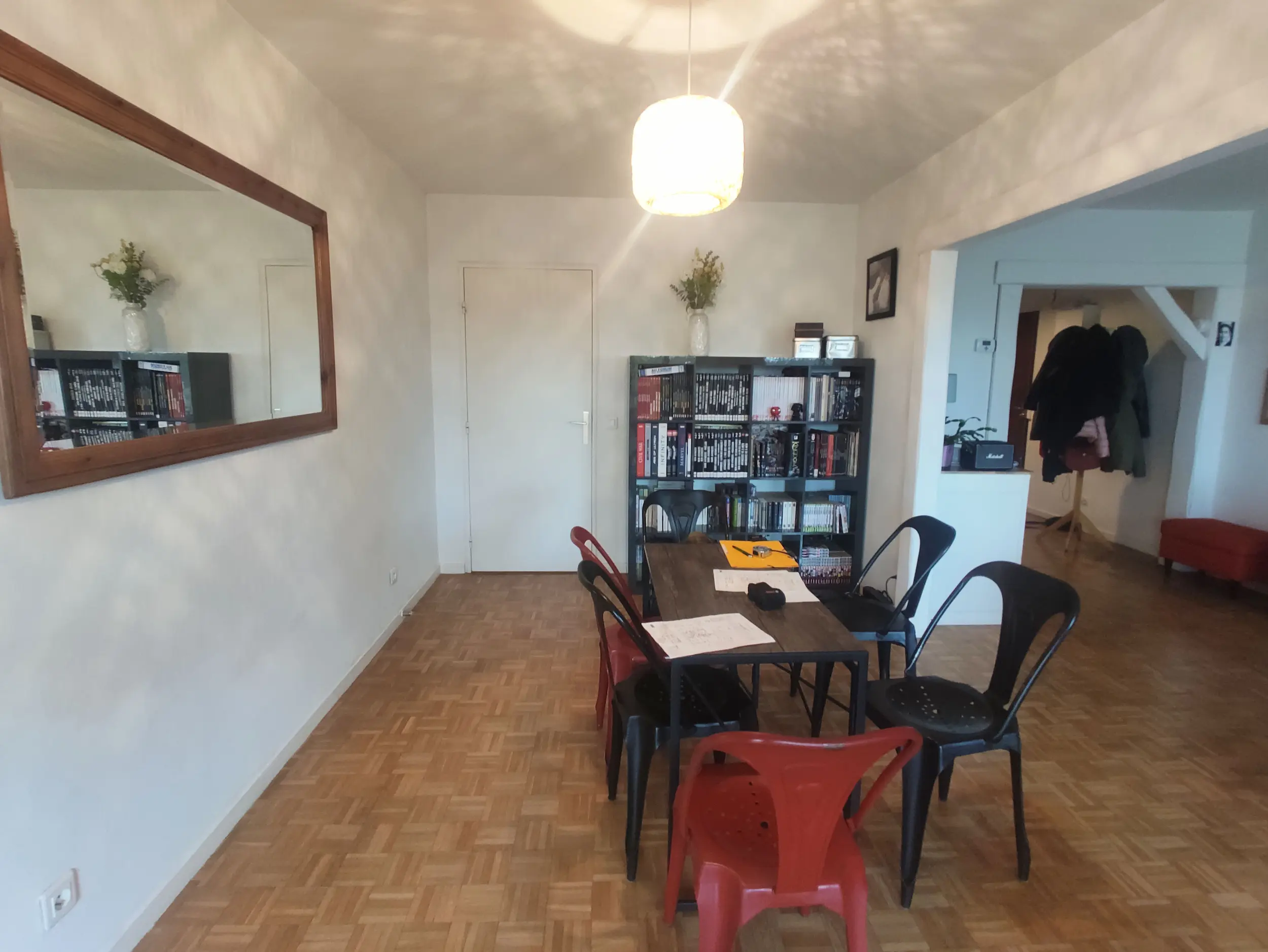 Vue d’ensemble du séjour avant travaux, montrant l’organisation initiale des espaces et le mobilier existant dans l’appartement.