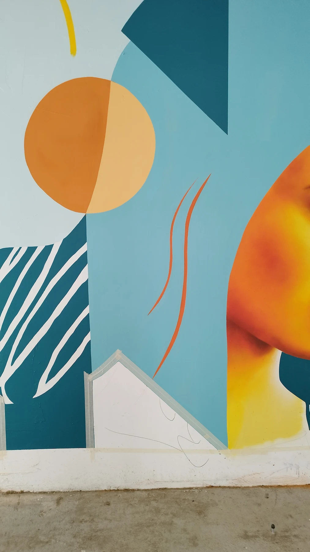 Détail graphique d’une fresque murale aux formes abstraites et couleurs contrastées, apportant une identité visuelle au local vélo.