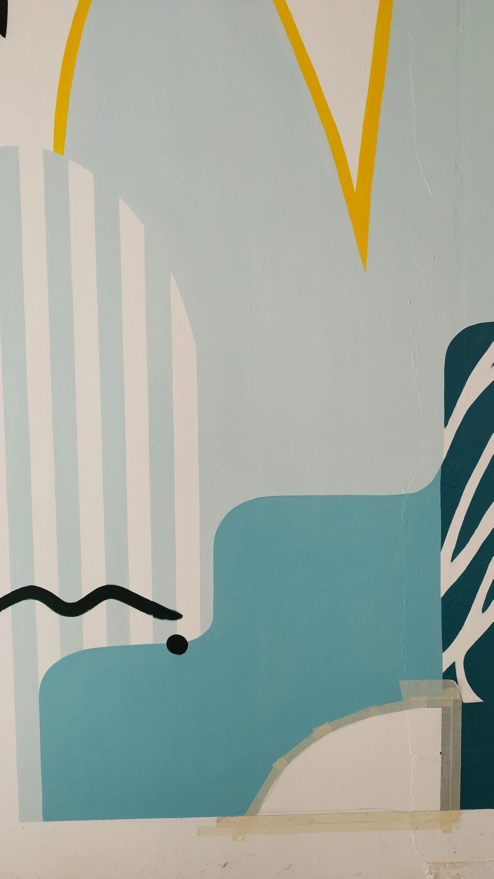 Décoration murale abstraite dans un espace commun de type local vélo.