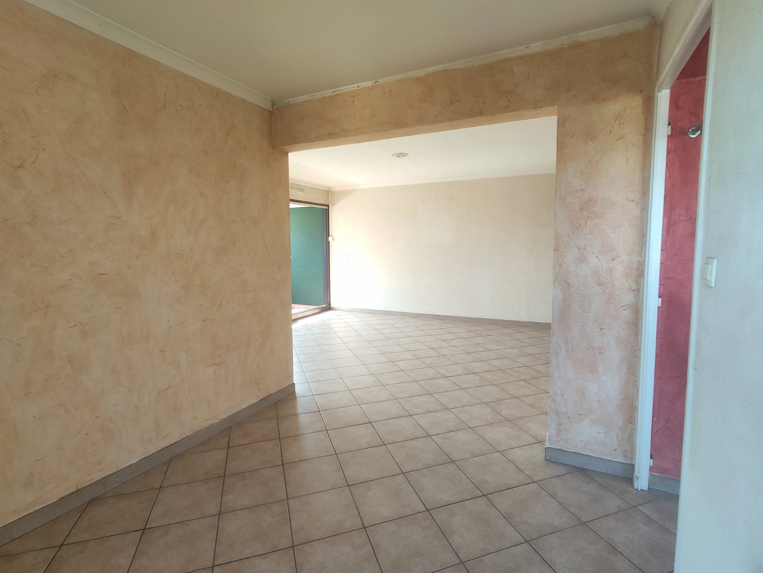 Vue d’ensemble avant travaux montrant la circulation entre les pièces et les revêtements d’origine.