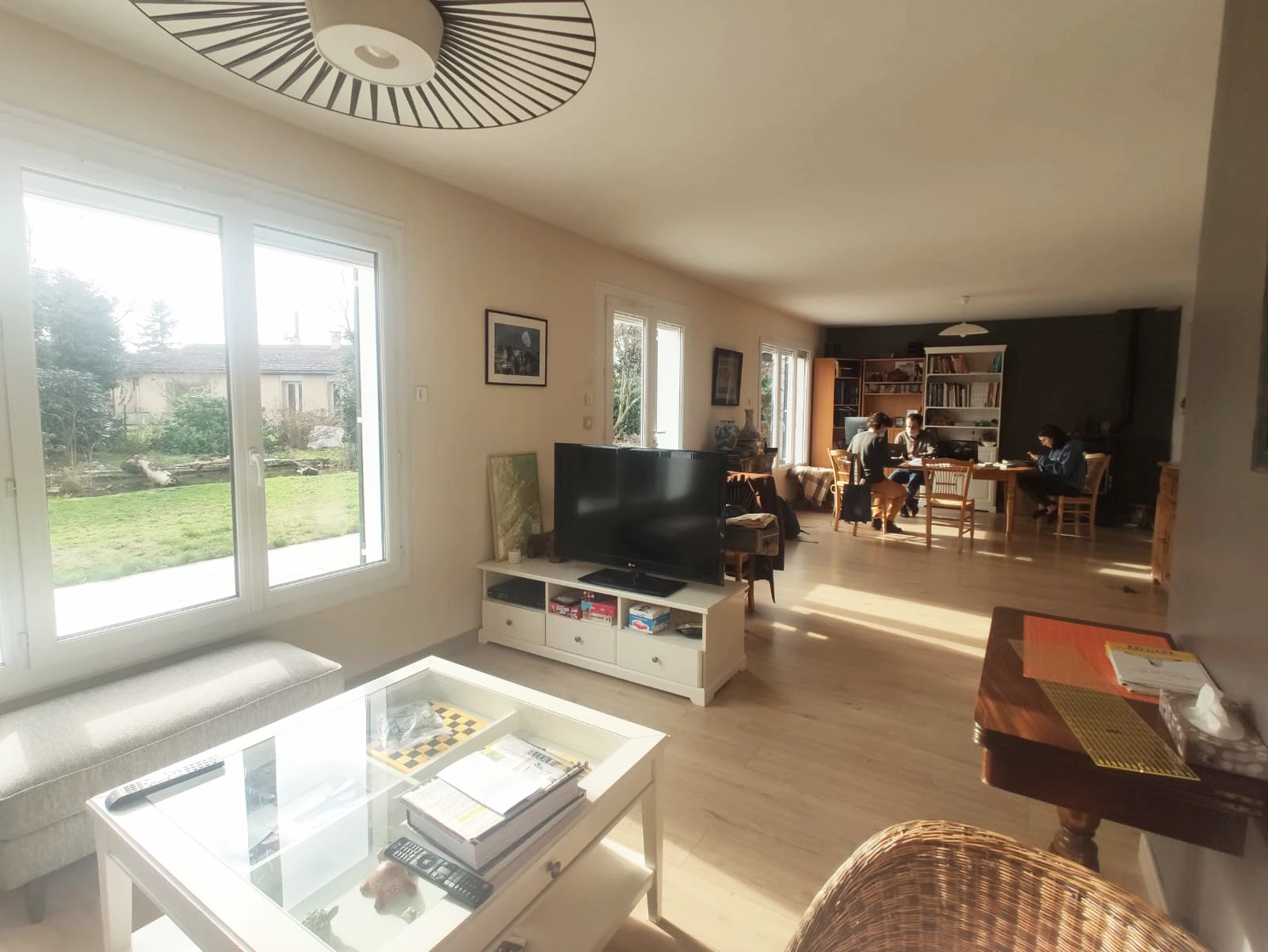 Séjour avant travaux avec salon et salle à manger ouverts