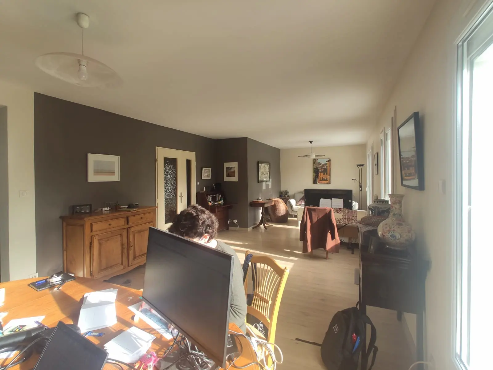 Séjour avant travaux avec sol clair