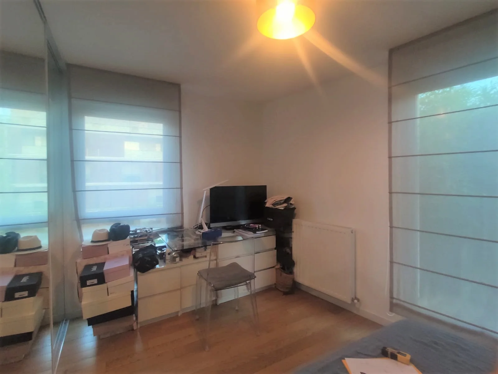 Chambre parentale avant travaux avec mobilier existant et rangements temporaires