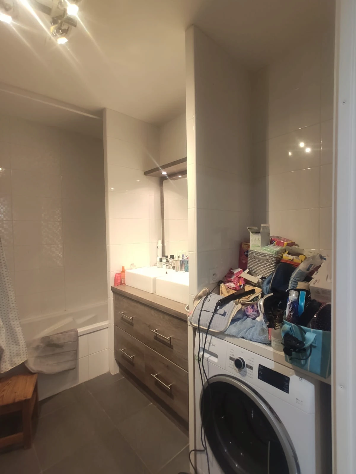 Salle de bain avant travaux avec meuble vasque