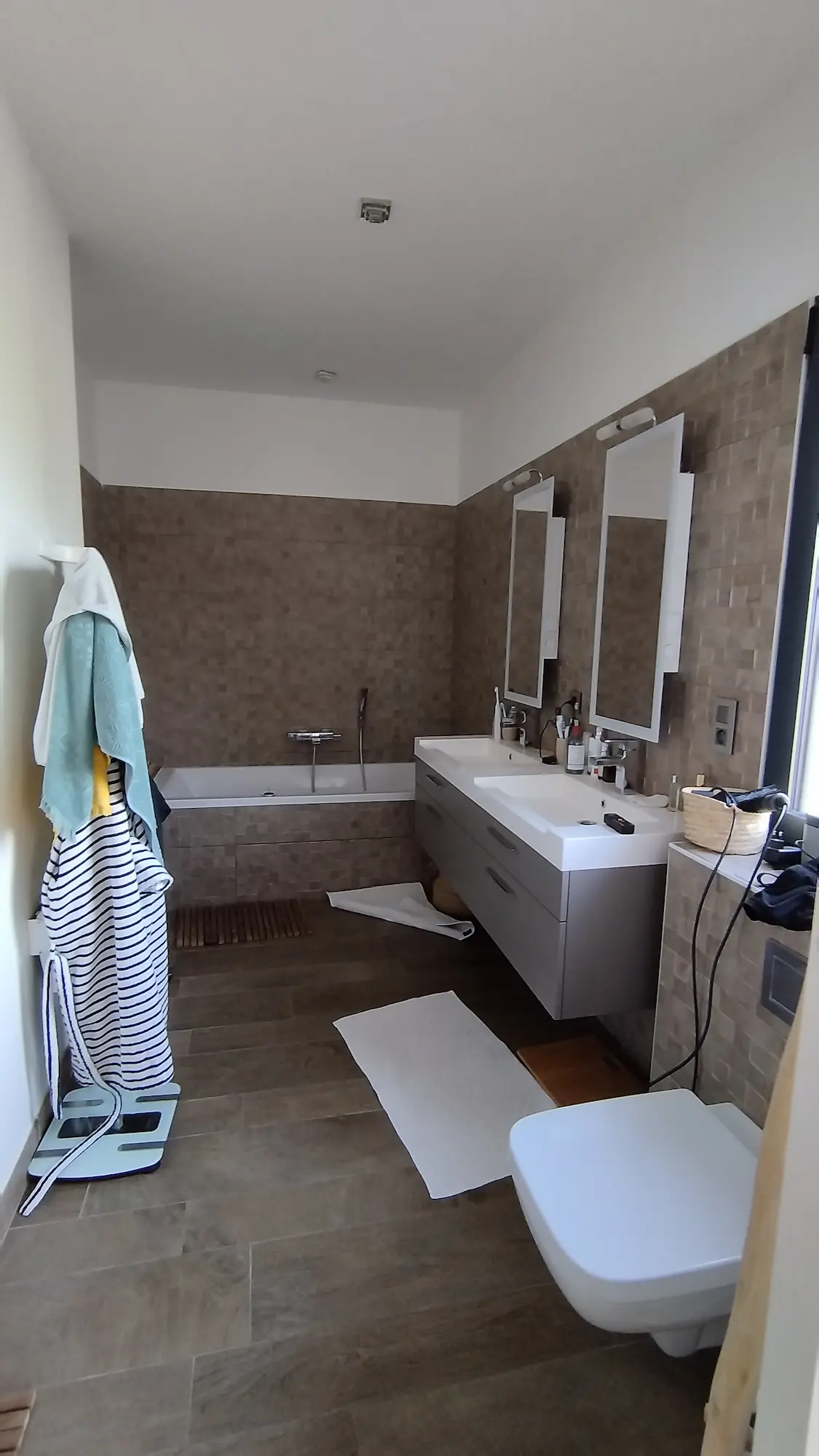 Salle de bain avant travaux avec double vasque,