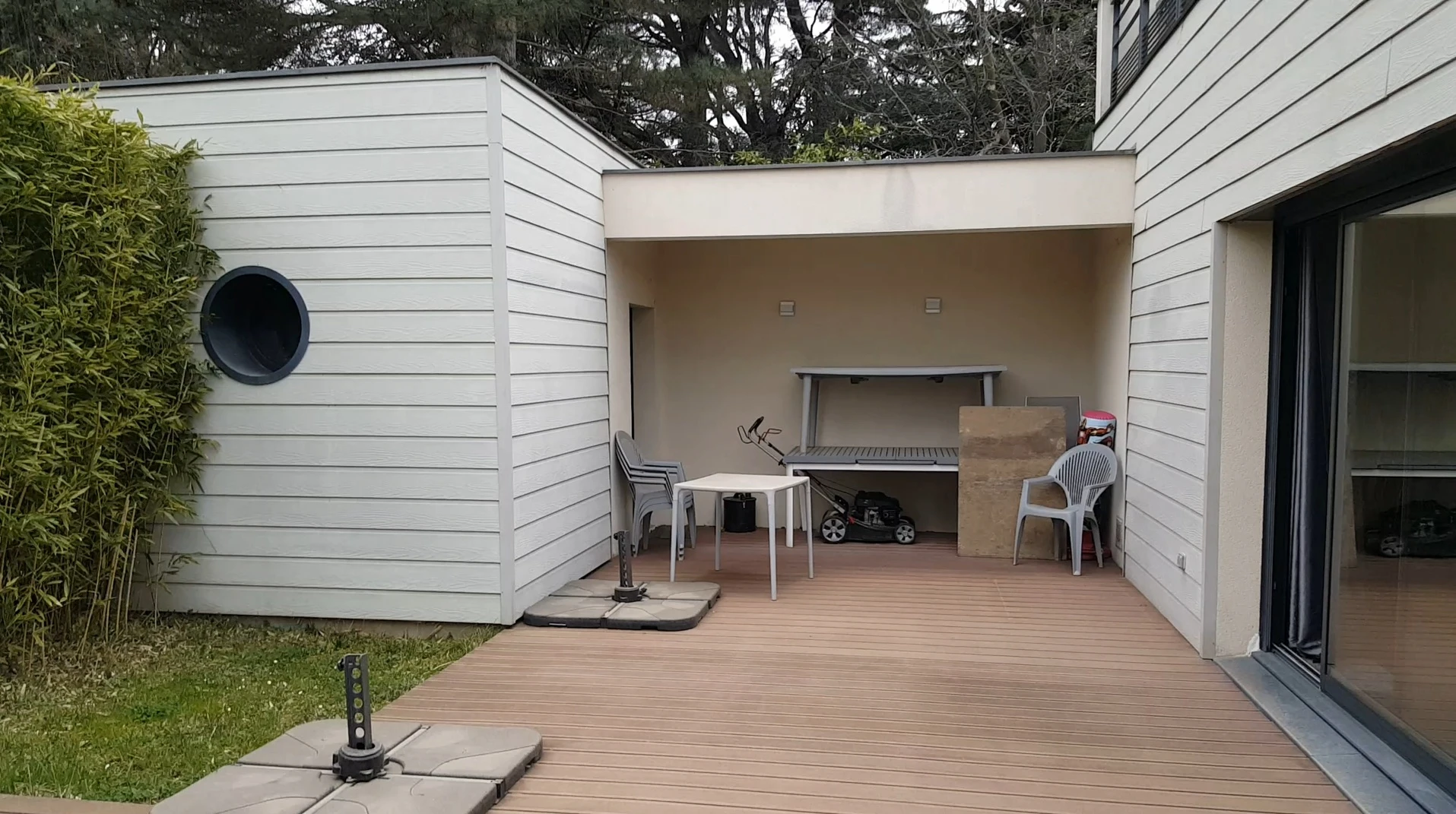 Extension de maison avant travaux avec terrasse extérieure et façade bois.