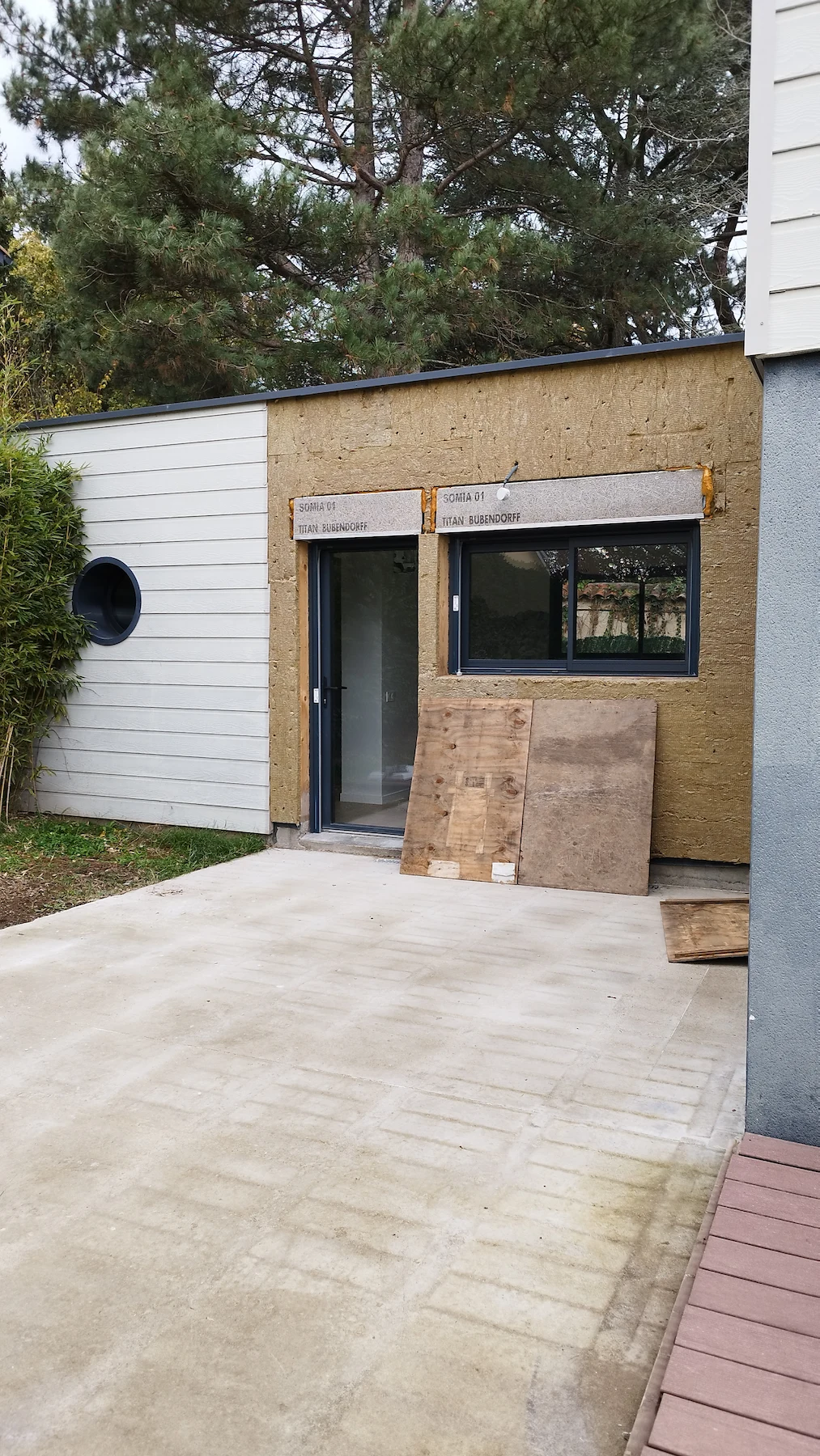 Vue extérieure de l’extension avant aménagement, structure en cours de transformation.