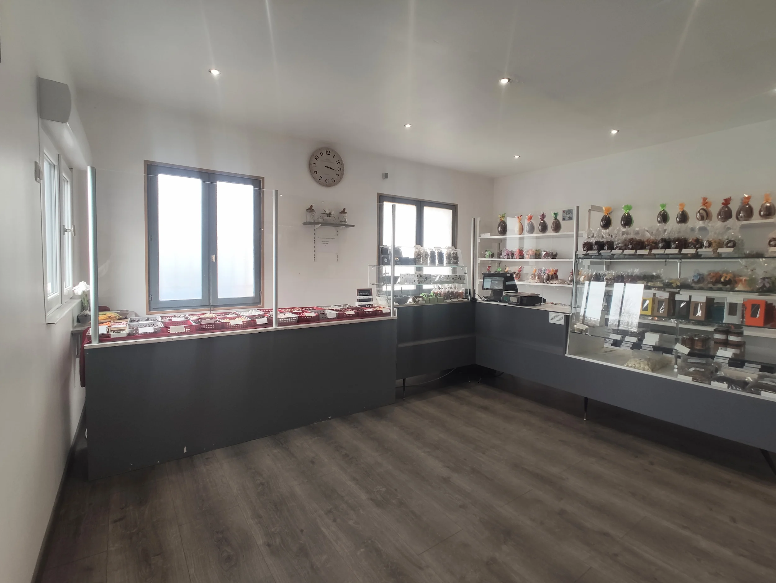 Espace de vente de la chocolaterie Val Janon avant rénovation, comptoirs et vitrines existantes.