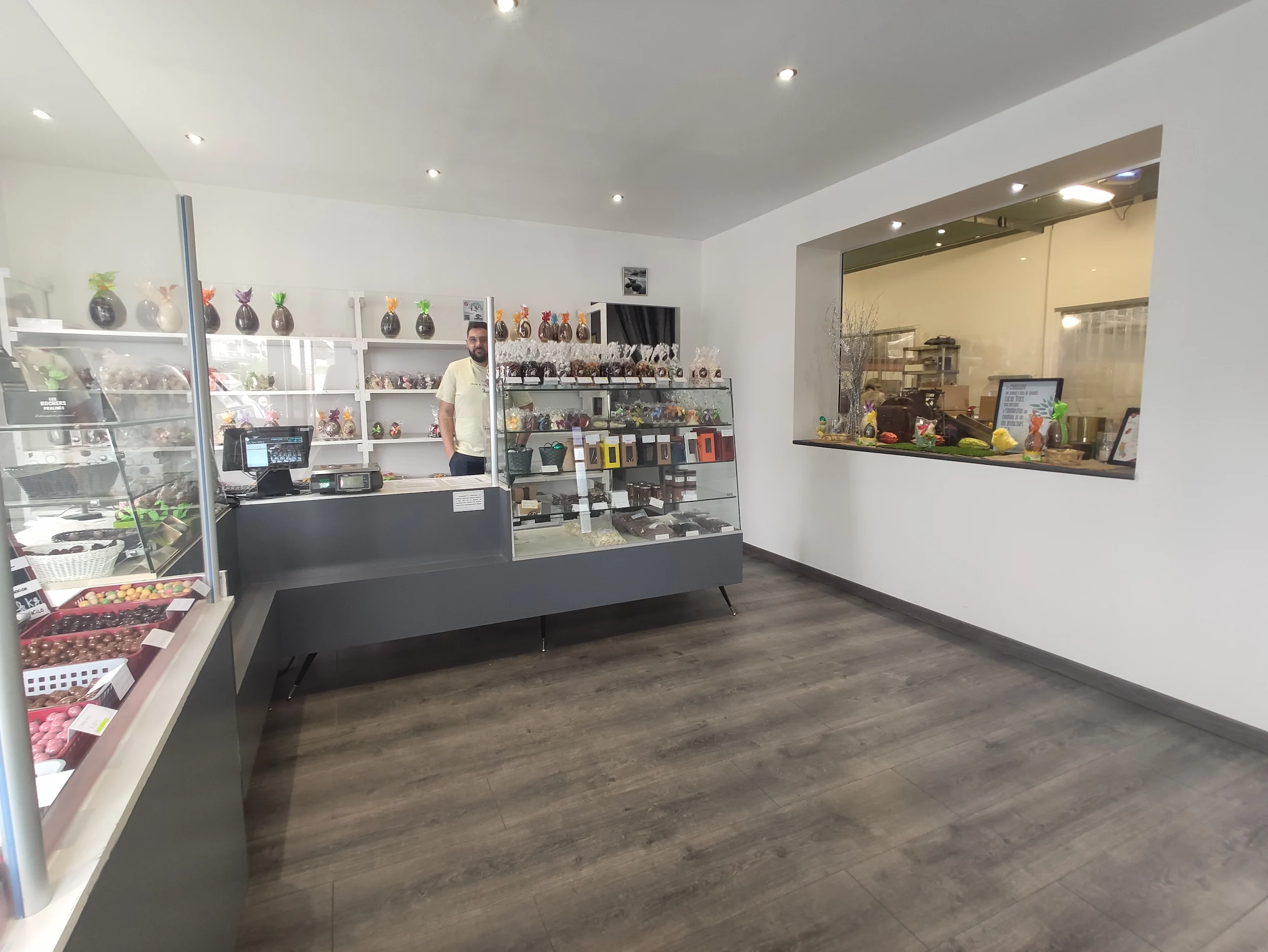 Vue intérieure du magasin de chocolaterie avant travaux avec mobilier de présentation.